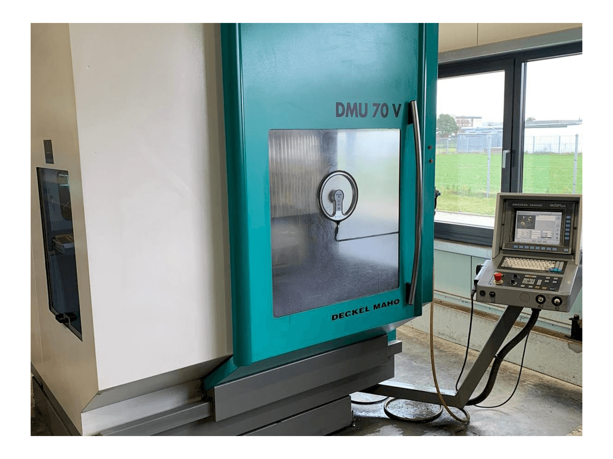Čelní pohled na DECKEL MAHO DMU 70V stroj