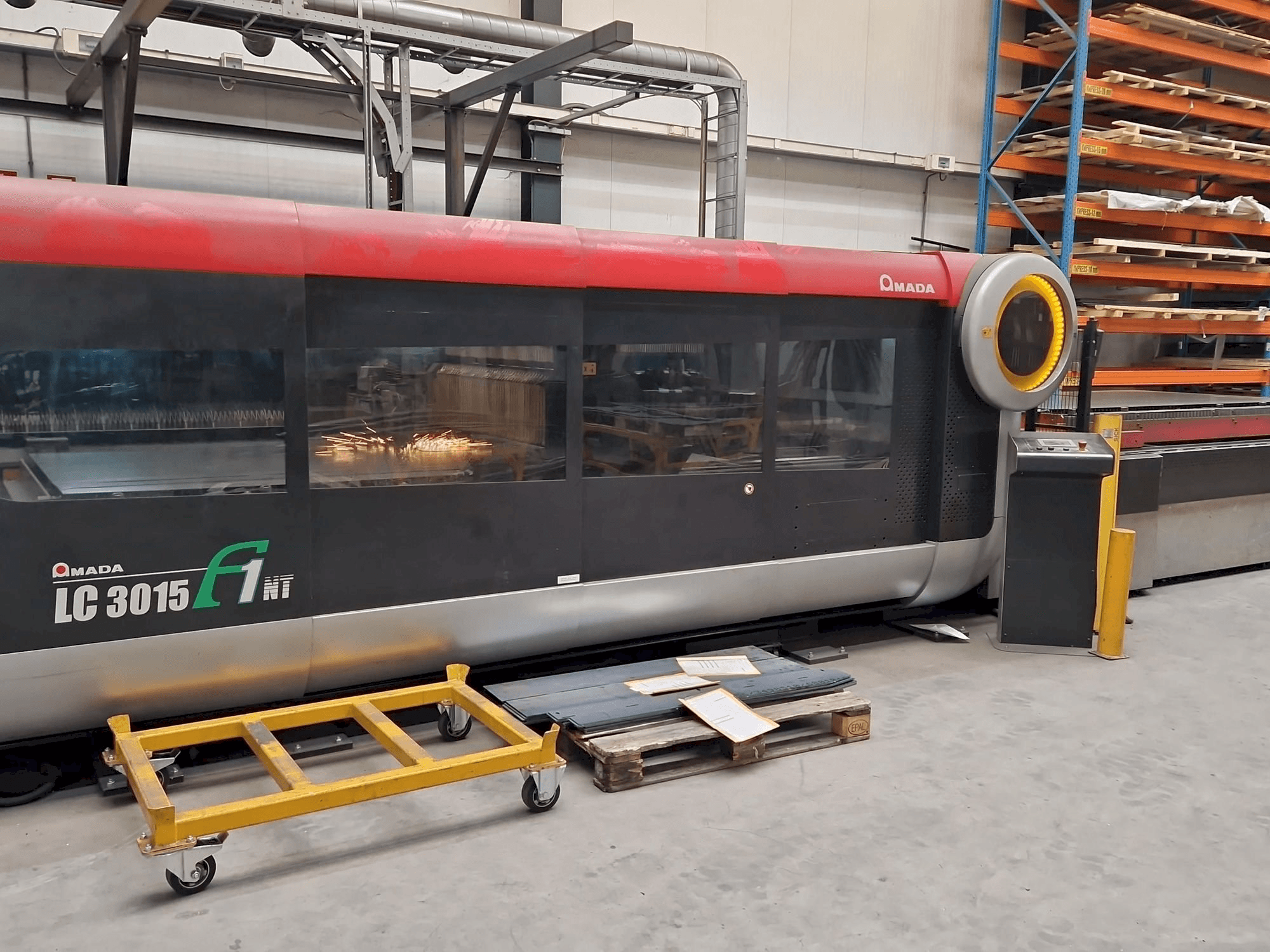 Čelní pohled na AMADA LC3015 F1 NT stroj