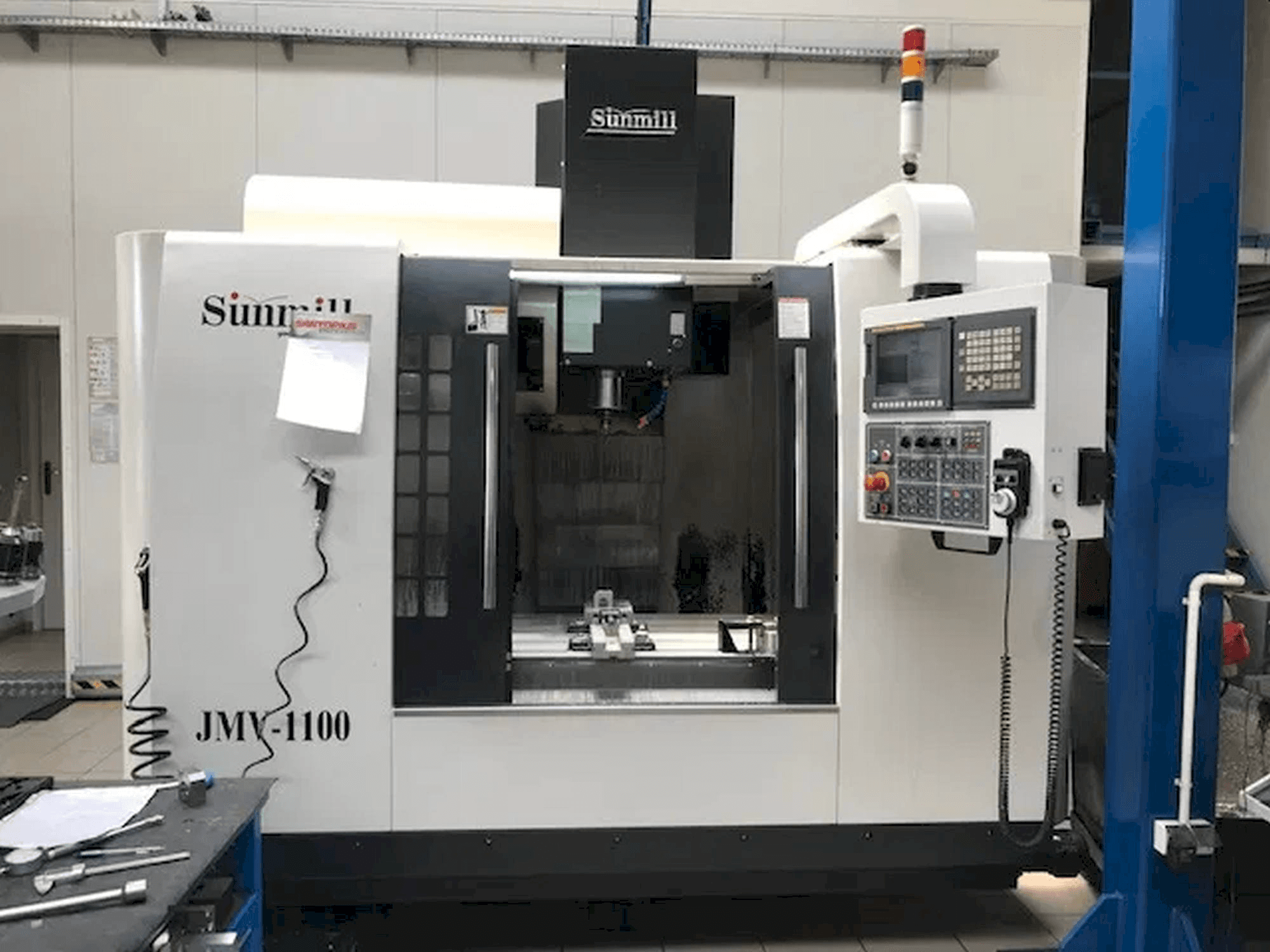 Čelní pohled na SUNMILL JMV-1100 stroj