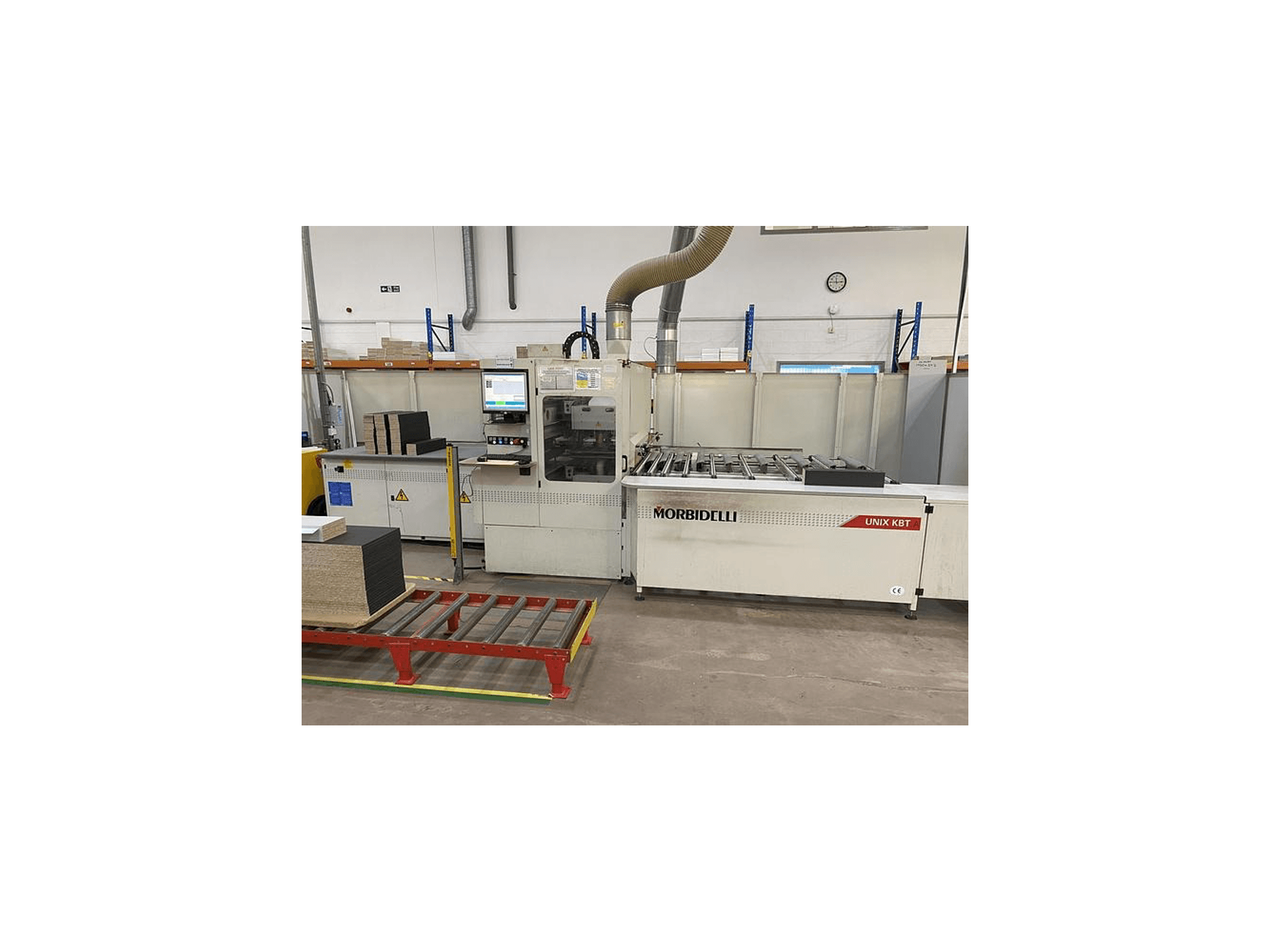 Panelová pila MORbidelli Unix KBT, pohled zepředu, s viditelným ovládacím panelem a deskami naskládanými na vedlejším vozíku.