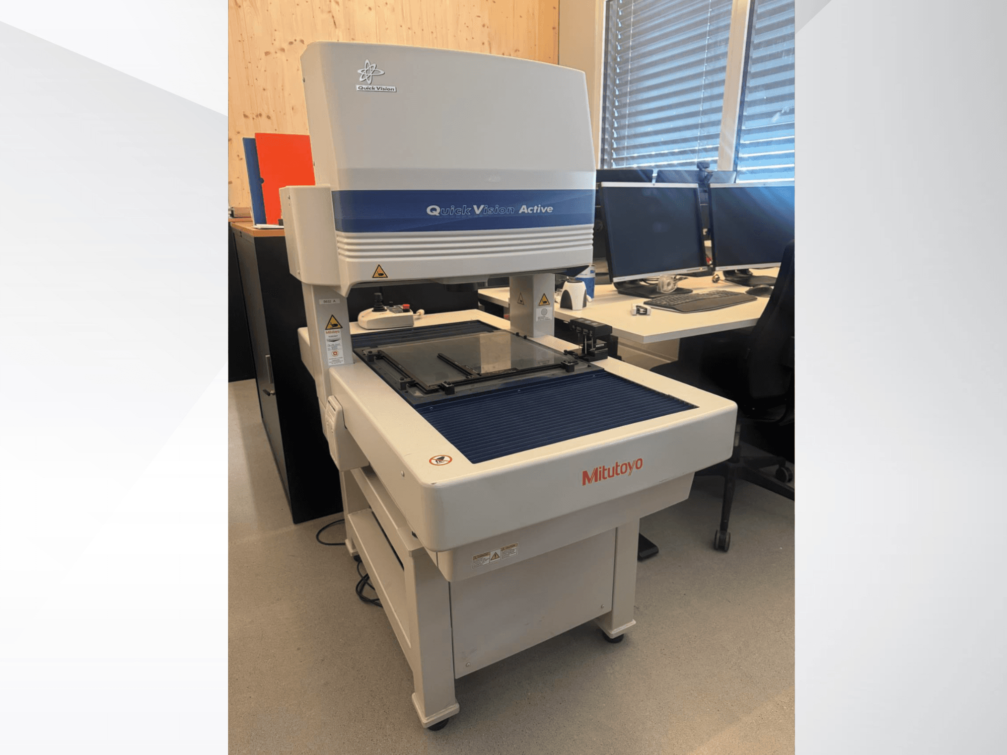 Souřadnicová měřicí souprava Mitutoyo QV-L404Z1L-D v čelním pohledu, se skleněným měřicím stolem a viditelným ovládacím panelem s tlačítky.