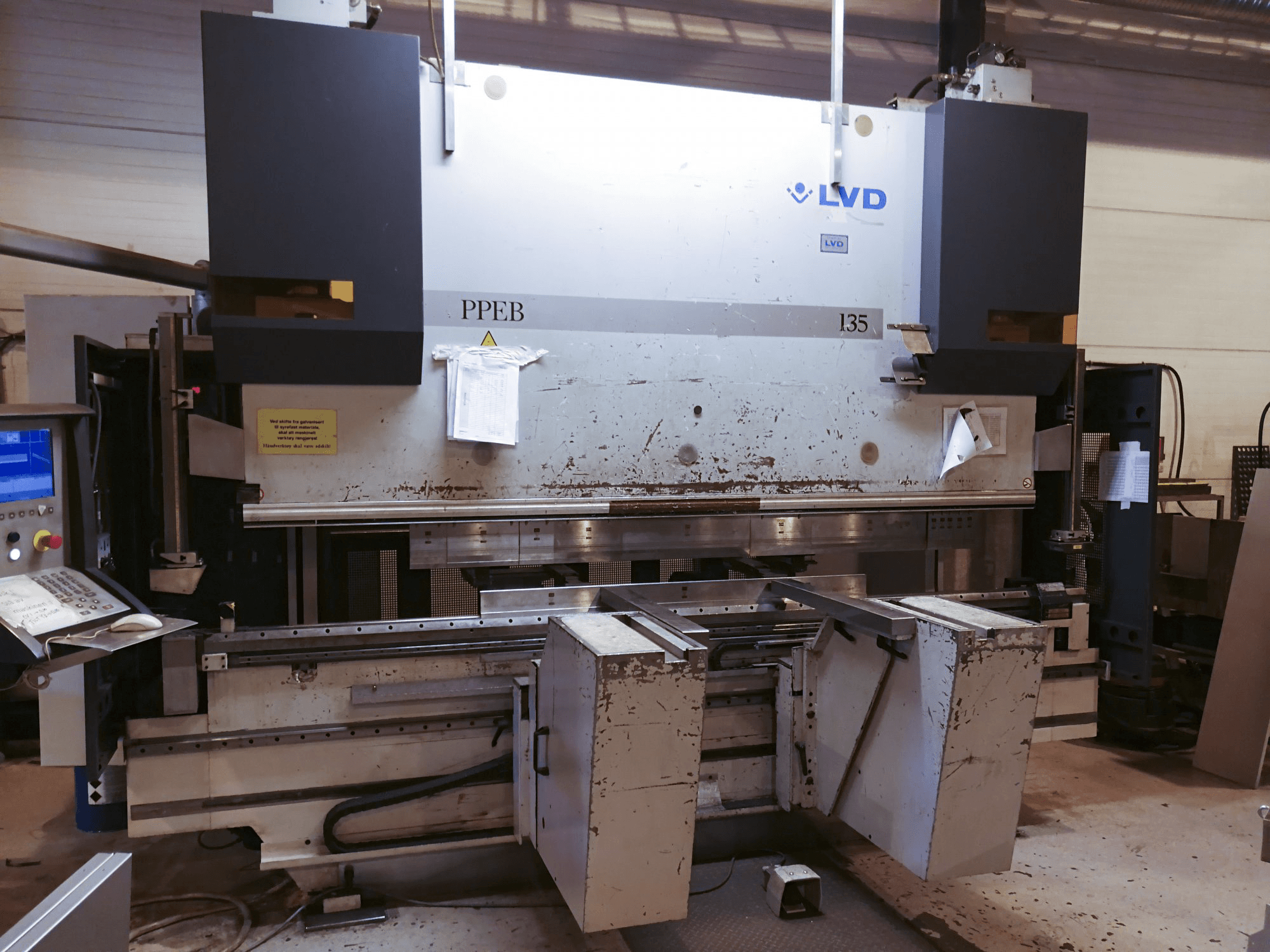 Čelní pohled na LVD PPEB 135/30 stroj