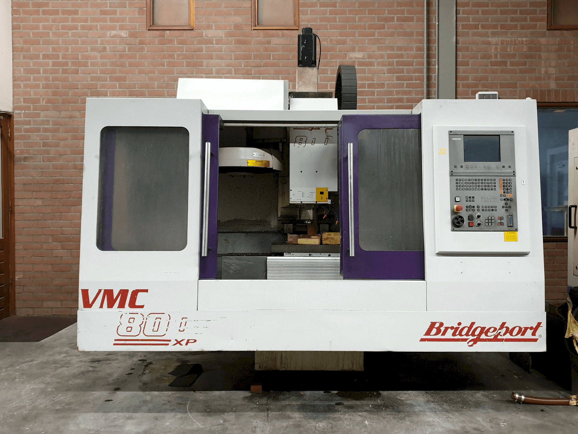 Čelní pohled na Bridgeport VMC 800 22 stroj