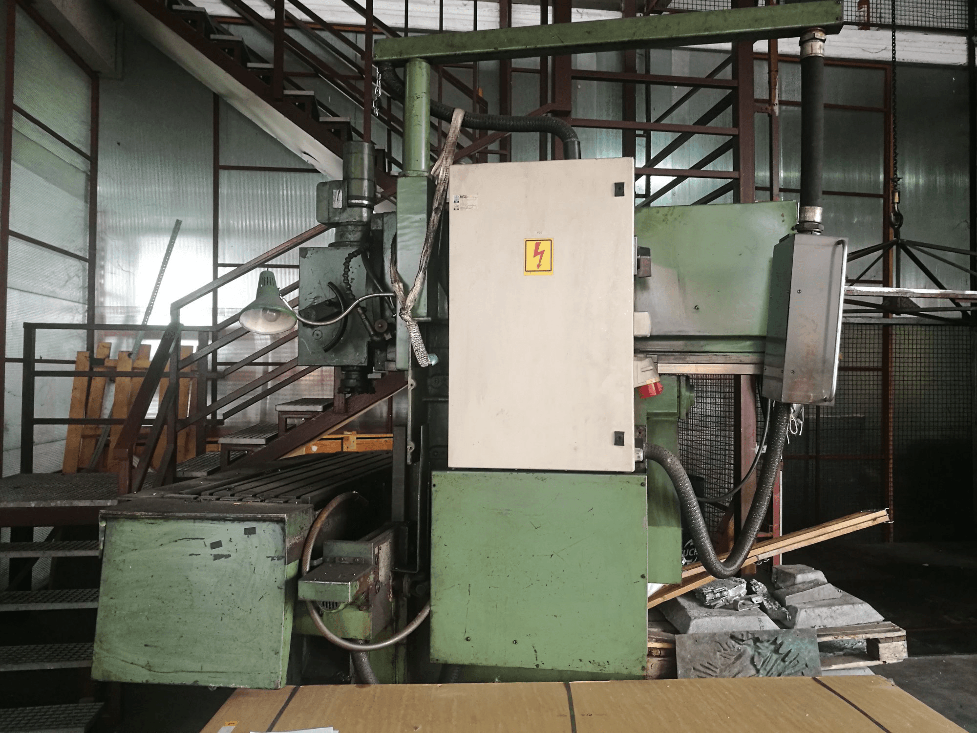 Pravý boční pohled na Prvomajska GUK 2 stroj