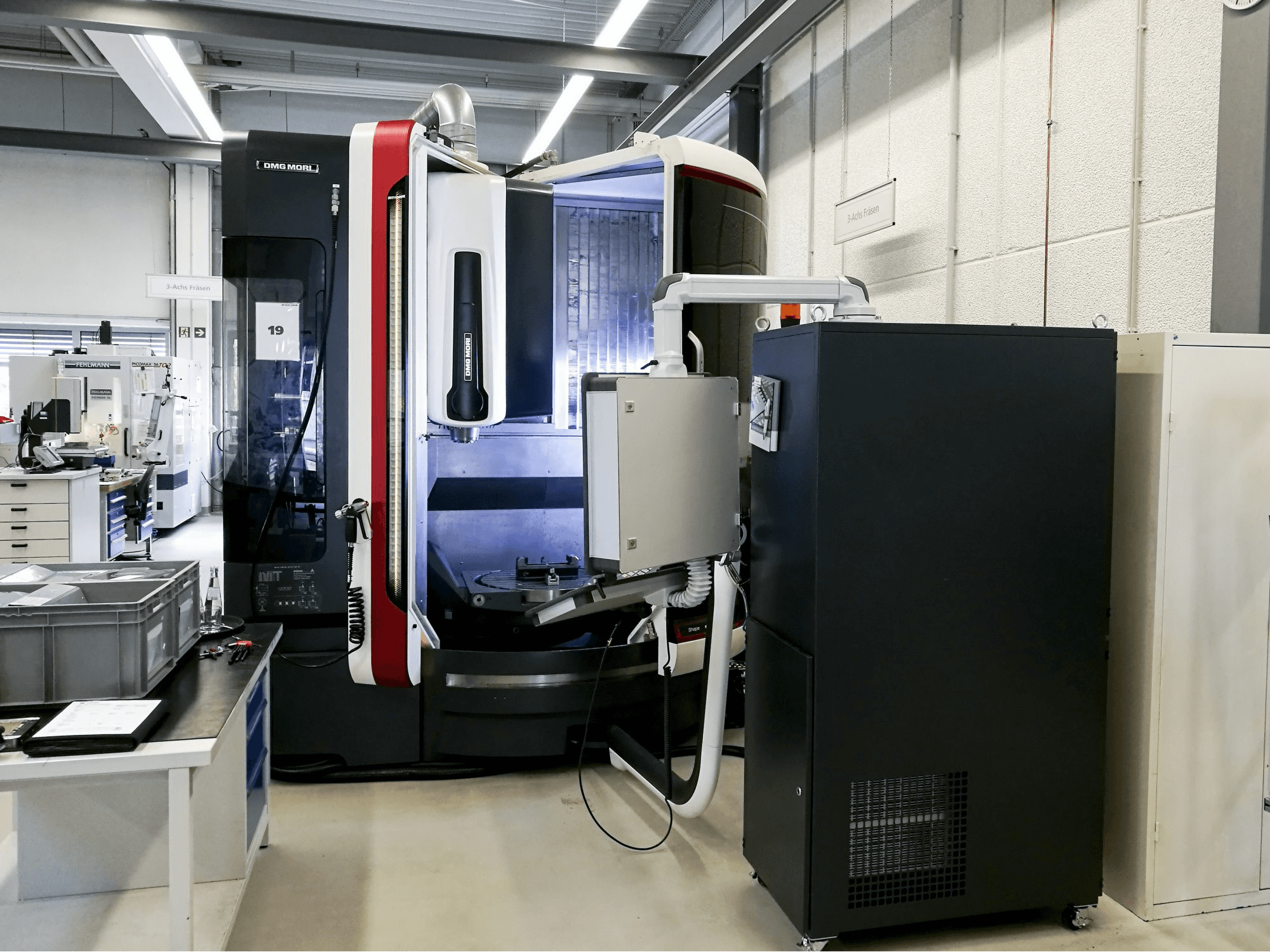 Čelní pohled na DMG MORI LASERTEC 65 stroj
