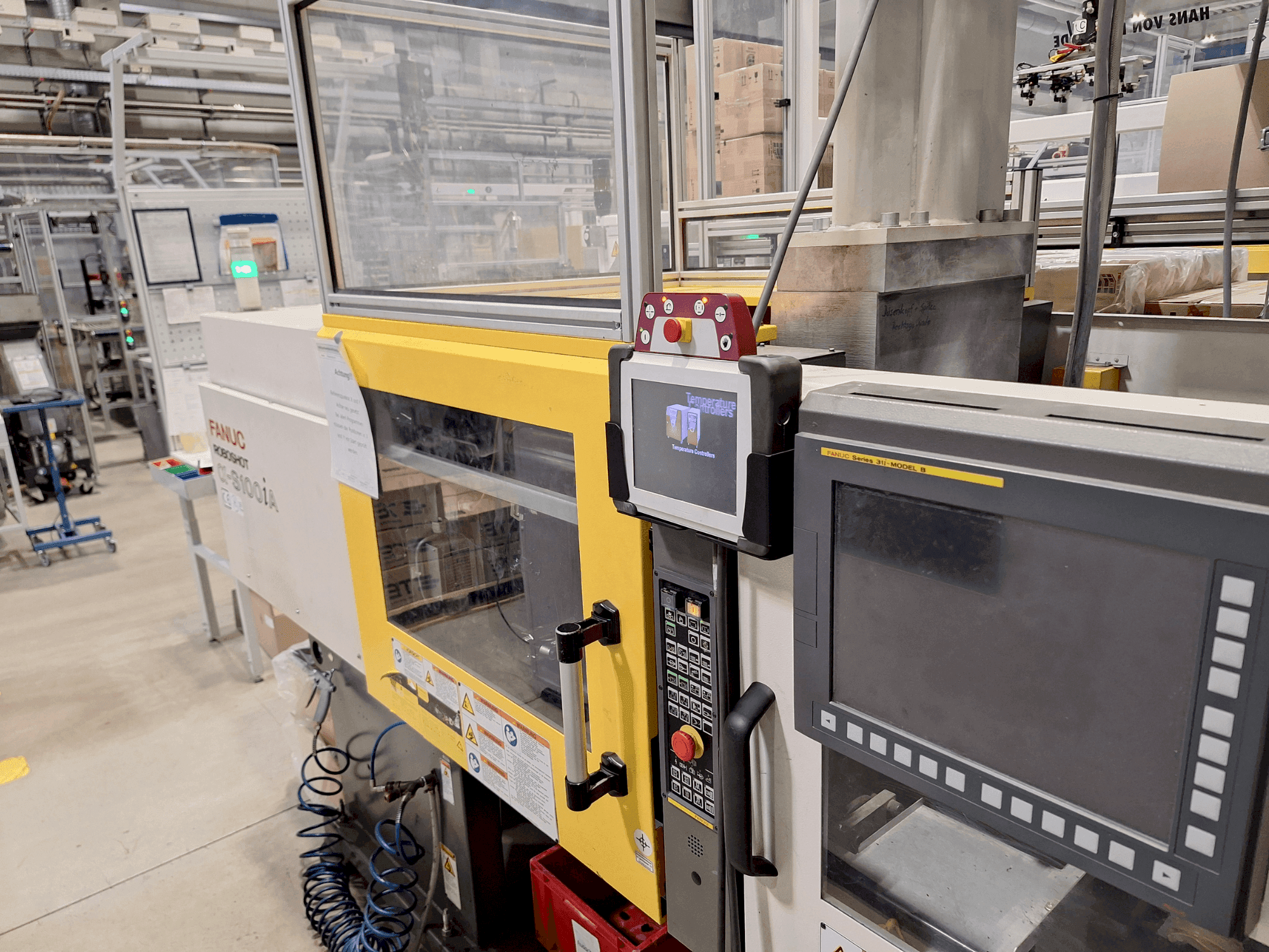 Čelní pohled na FANUC Roboshot S100iA stroj