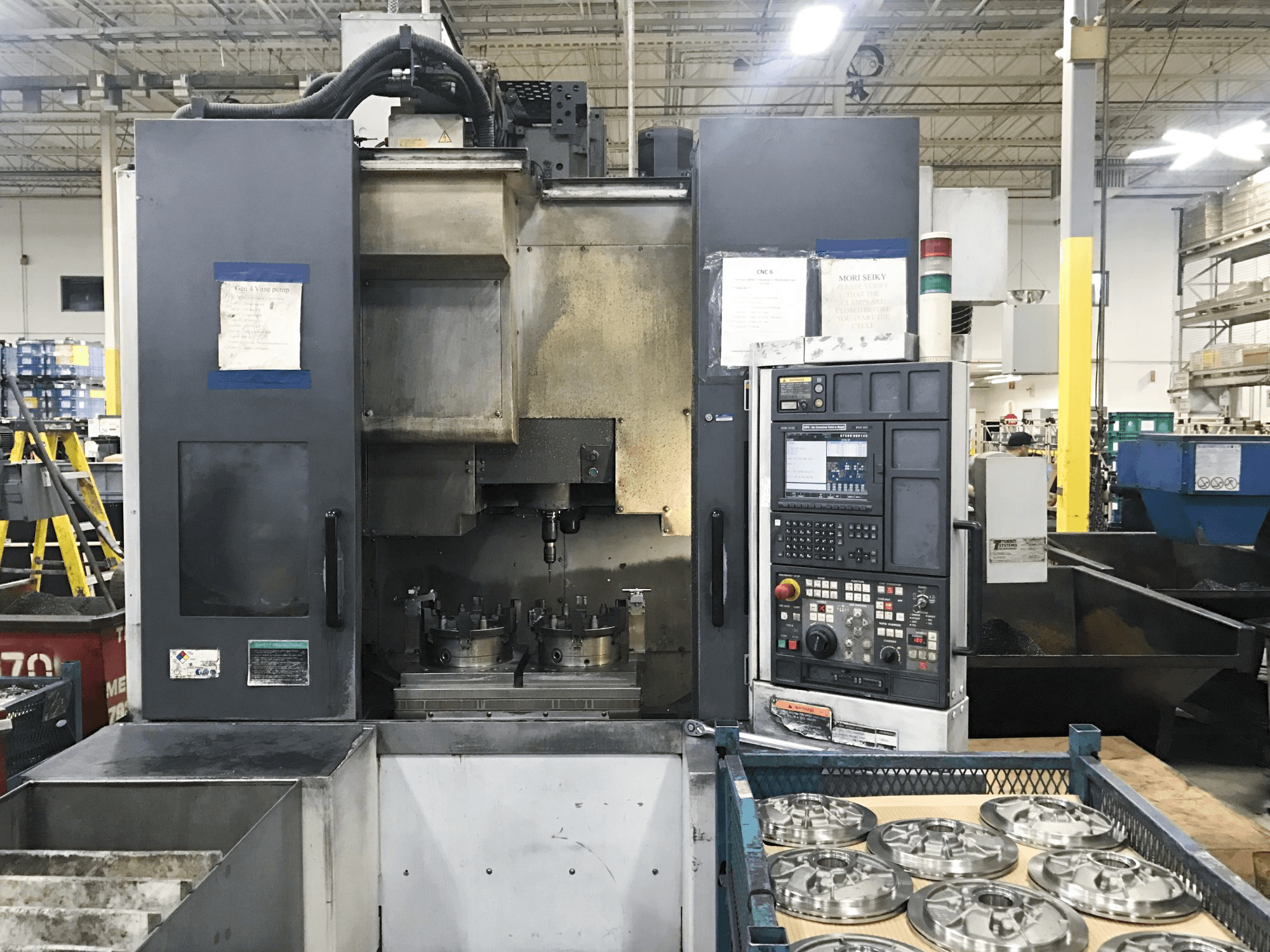 Čelní pohled 1 na MORI SEIKI NV4000 stroj