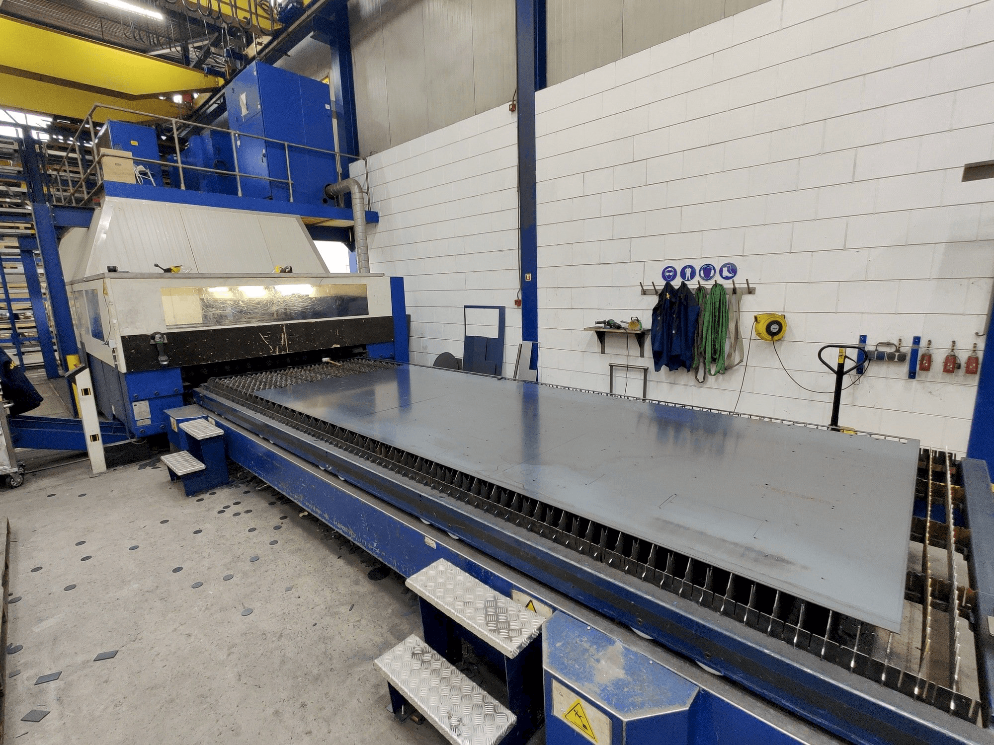 Čelní pohled na Trumpf Trumatic L 6050 6kW CO2 stroj