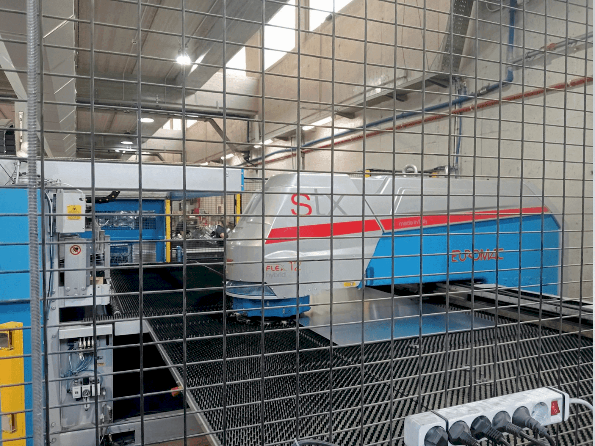 Čelní pohled na Euromac 1250 STX Flex 12 Hybrid stroj