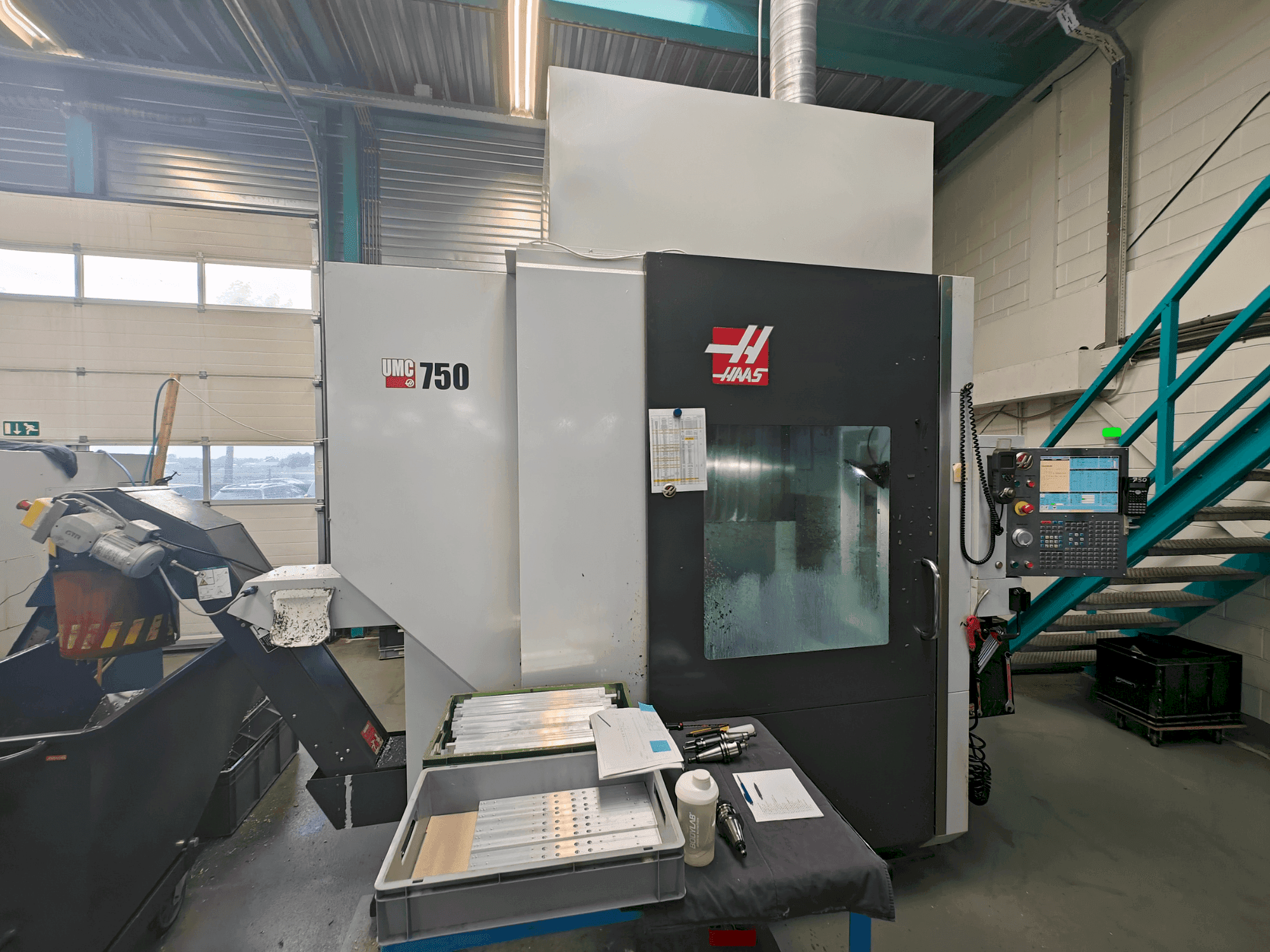 Čelní pohled na HAAS UMC-750 stroj