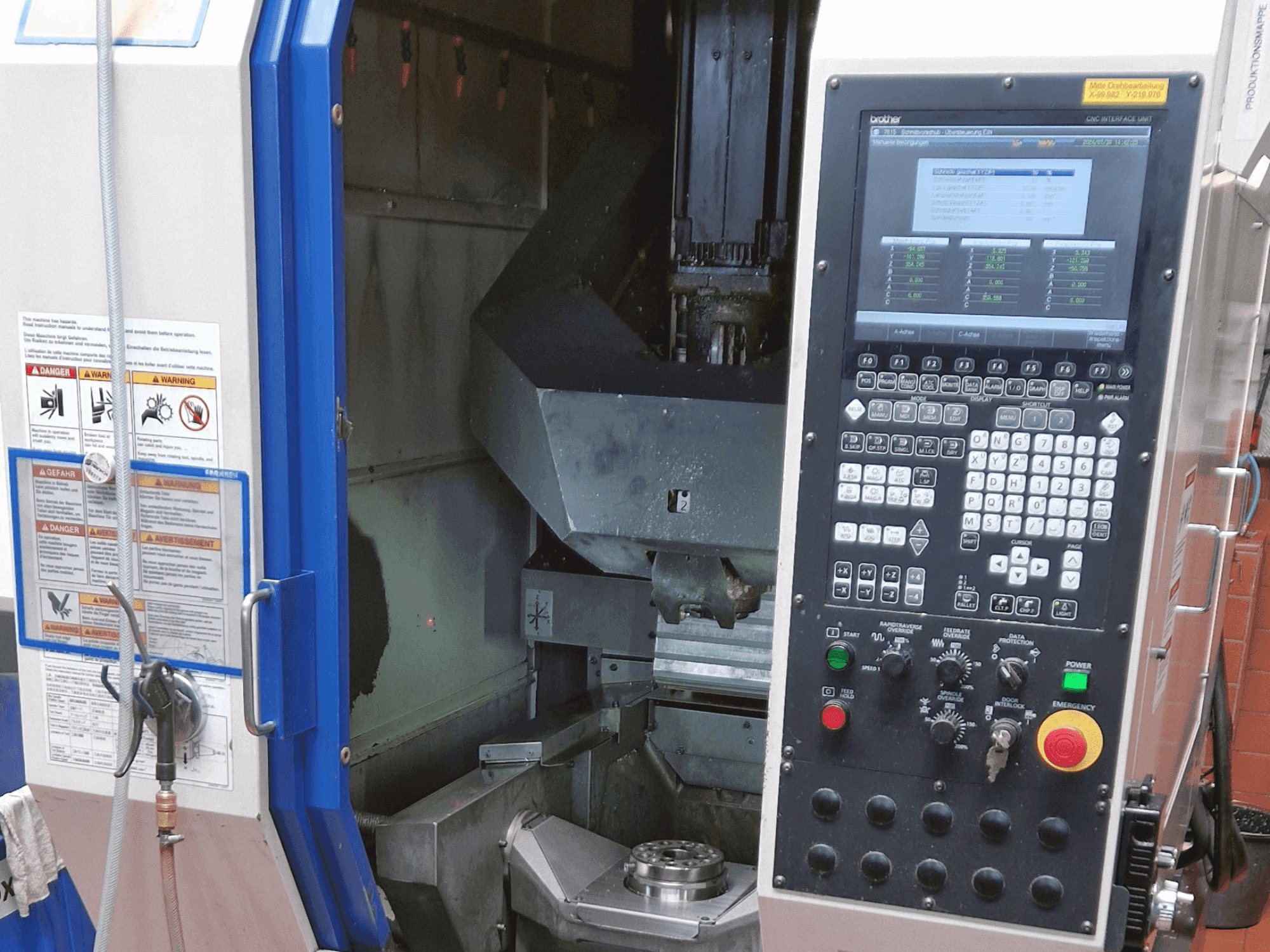 Čelní pohled na Brother Speedio M140x1 stroj