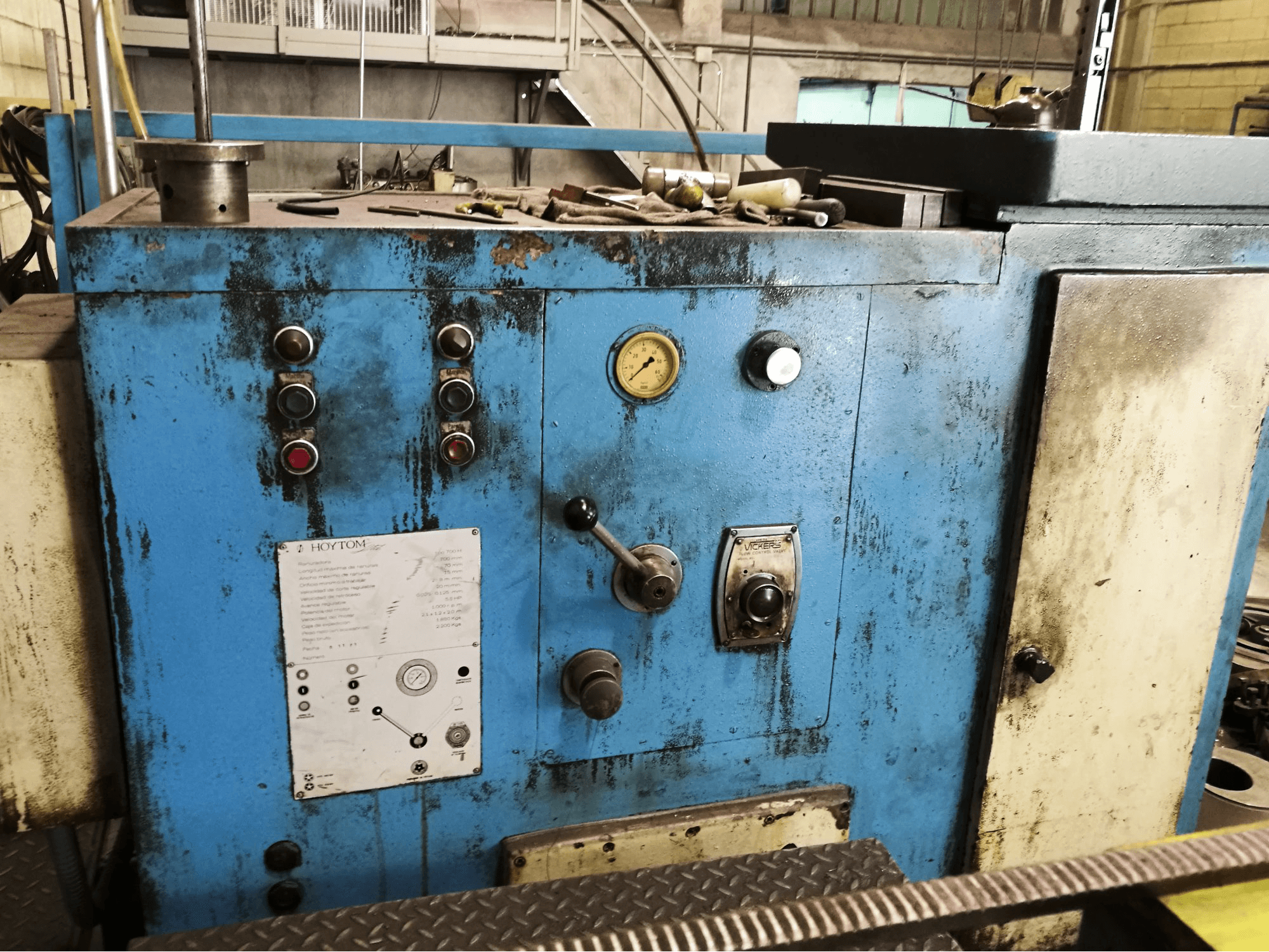 Čelní pohled na Hoytom 700 H stroj