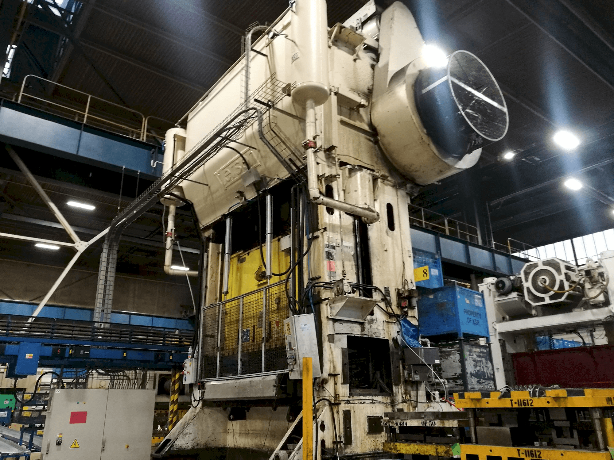 Levý pohled na Verson SE 2-800-96-42 stroj