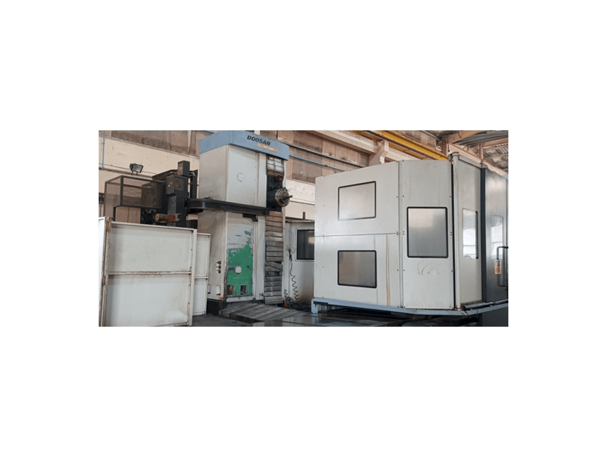 Čelní pohled na Doosan DBC 130P stroj