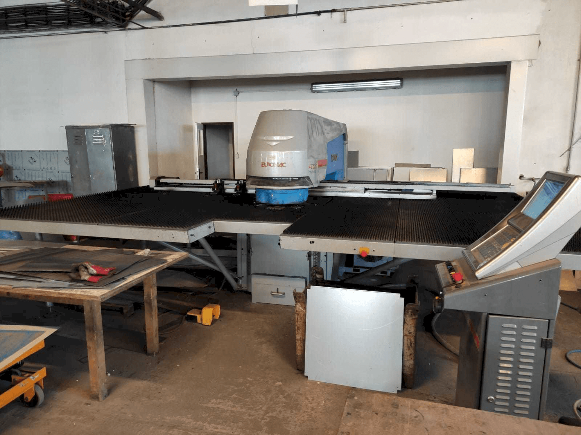 Čelní pohled na Euromac MTX Flex 6 Hybrid stroj