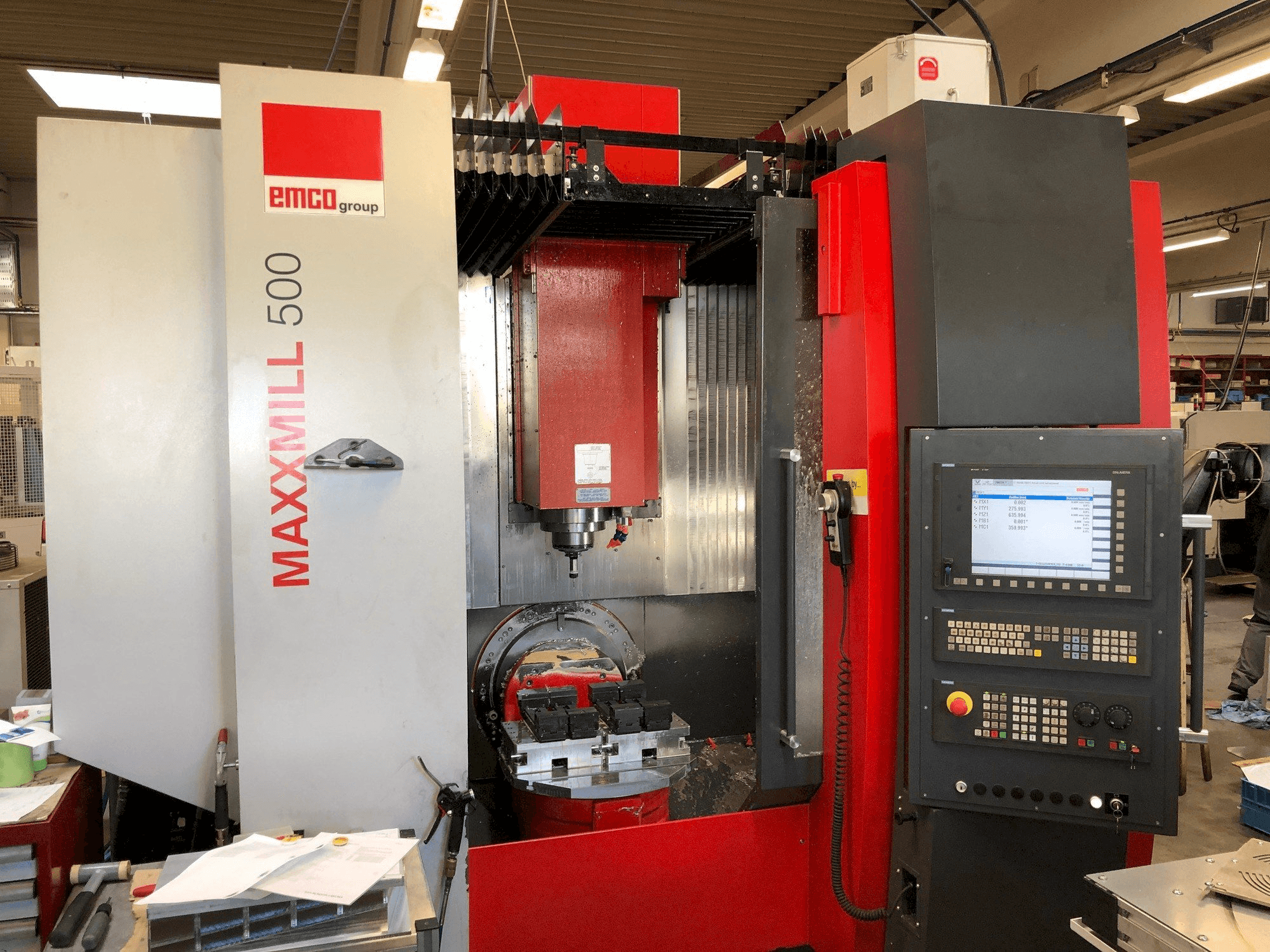 Čelní pohled na EMCO MAXXMILL 500 stroj
