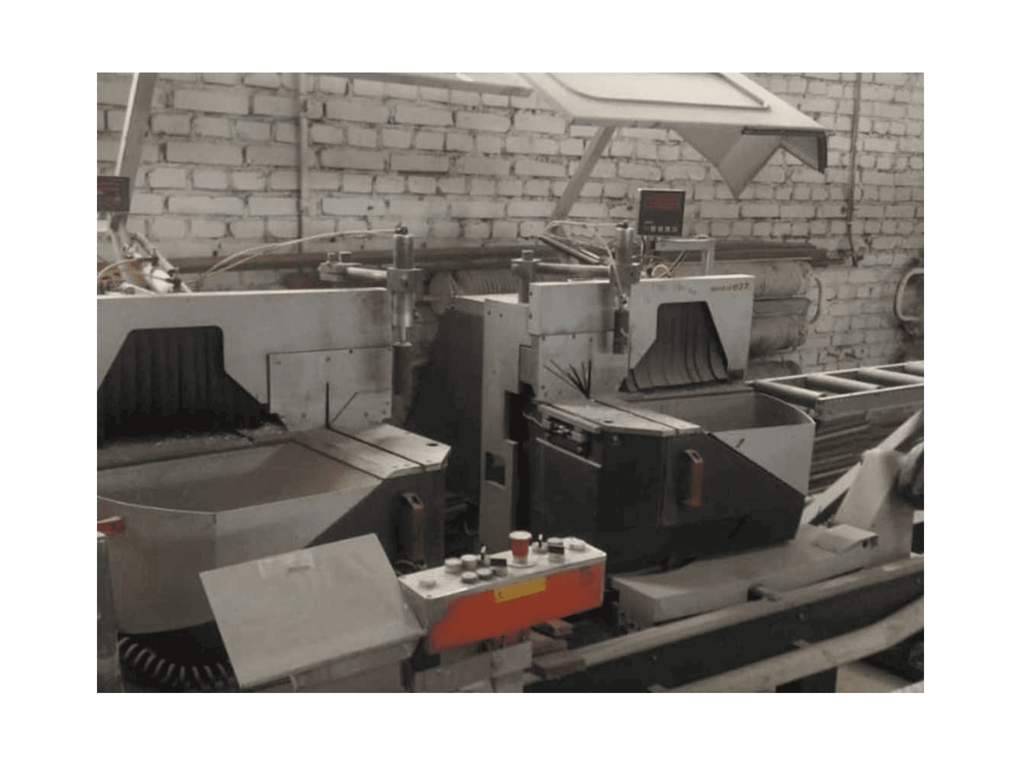 Čelní pohled na Elumatec DG 104/02 + E111 stroj