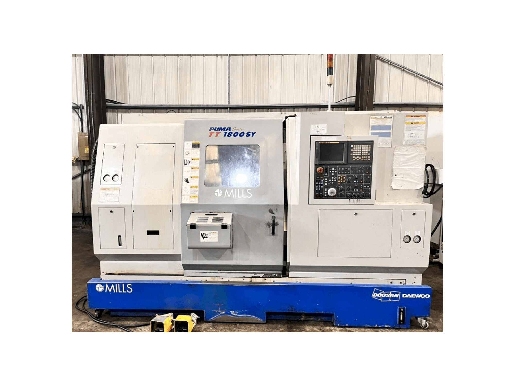 Čelní pohled na Doosan TT1800SY stroj