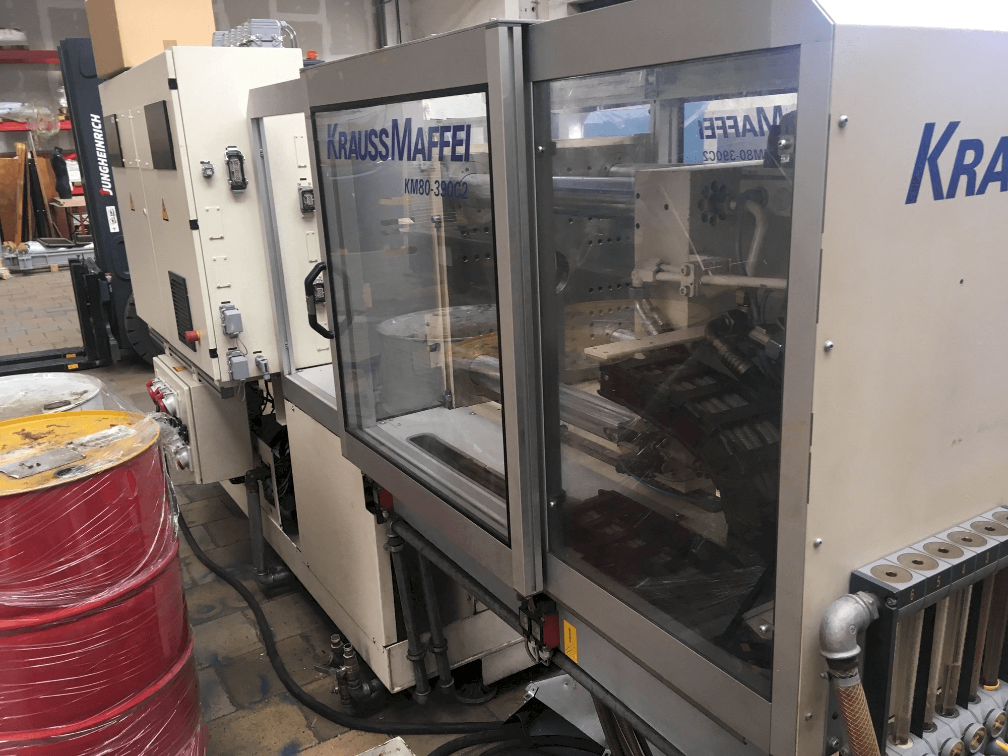Pravý pohled na Krauss Maffei 80/390 C2 stroj