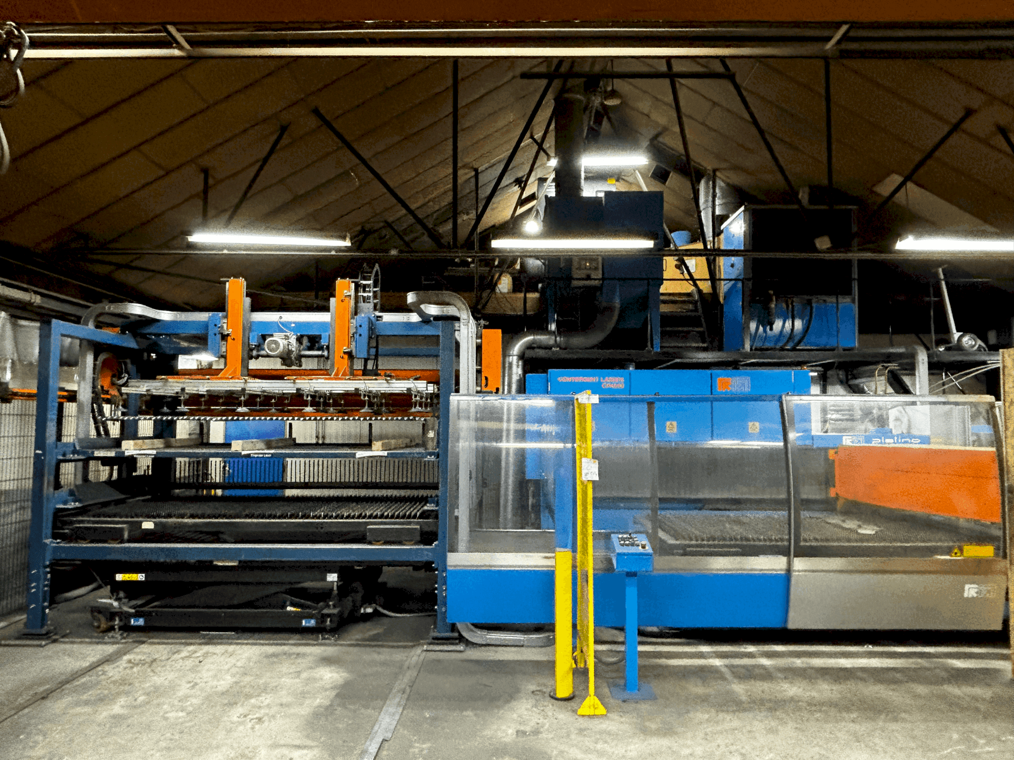 Čelní pohled na Prima Industrie Platino 1530 stroj