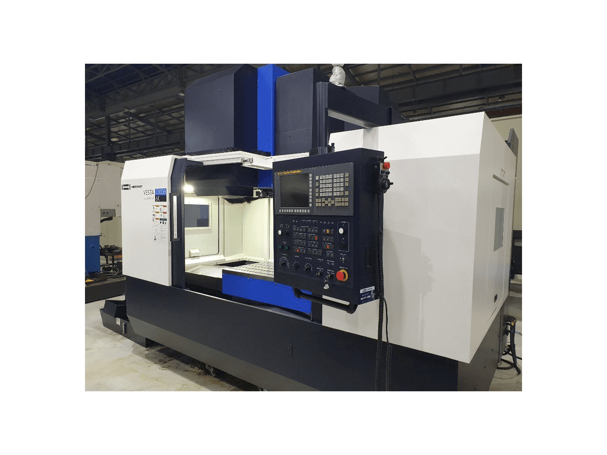 Čelní pohled na HWACHEON VESTA-1300B stroj