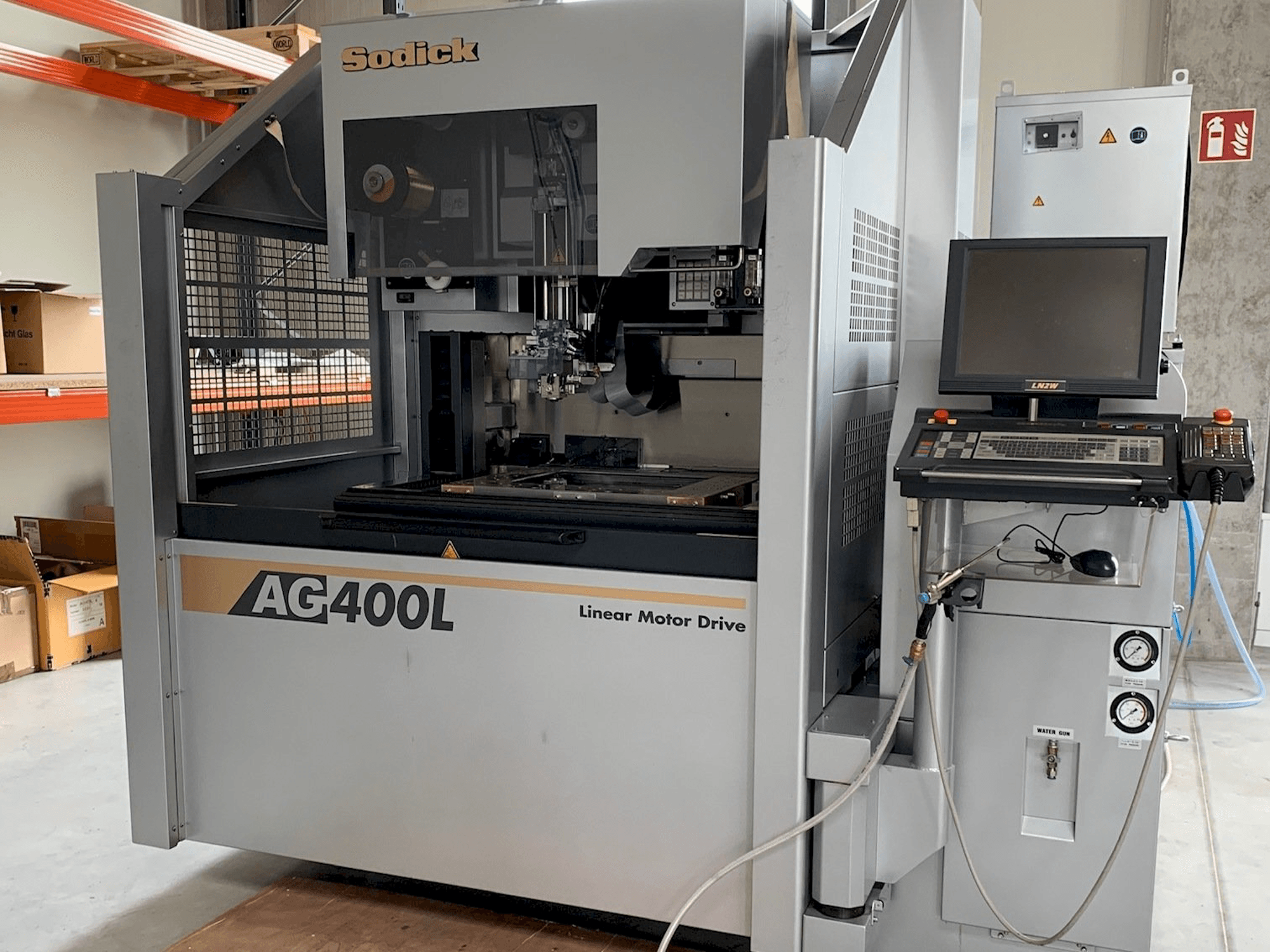 Čelní pohled na Sodick AG400L stroj