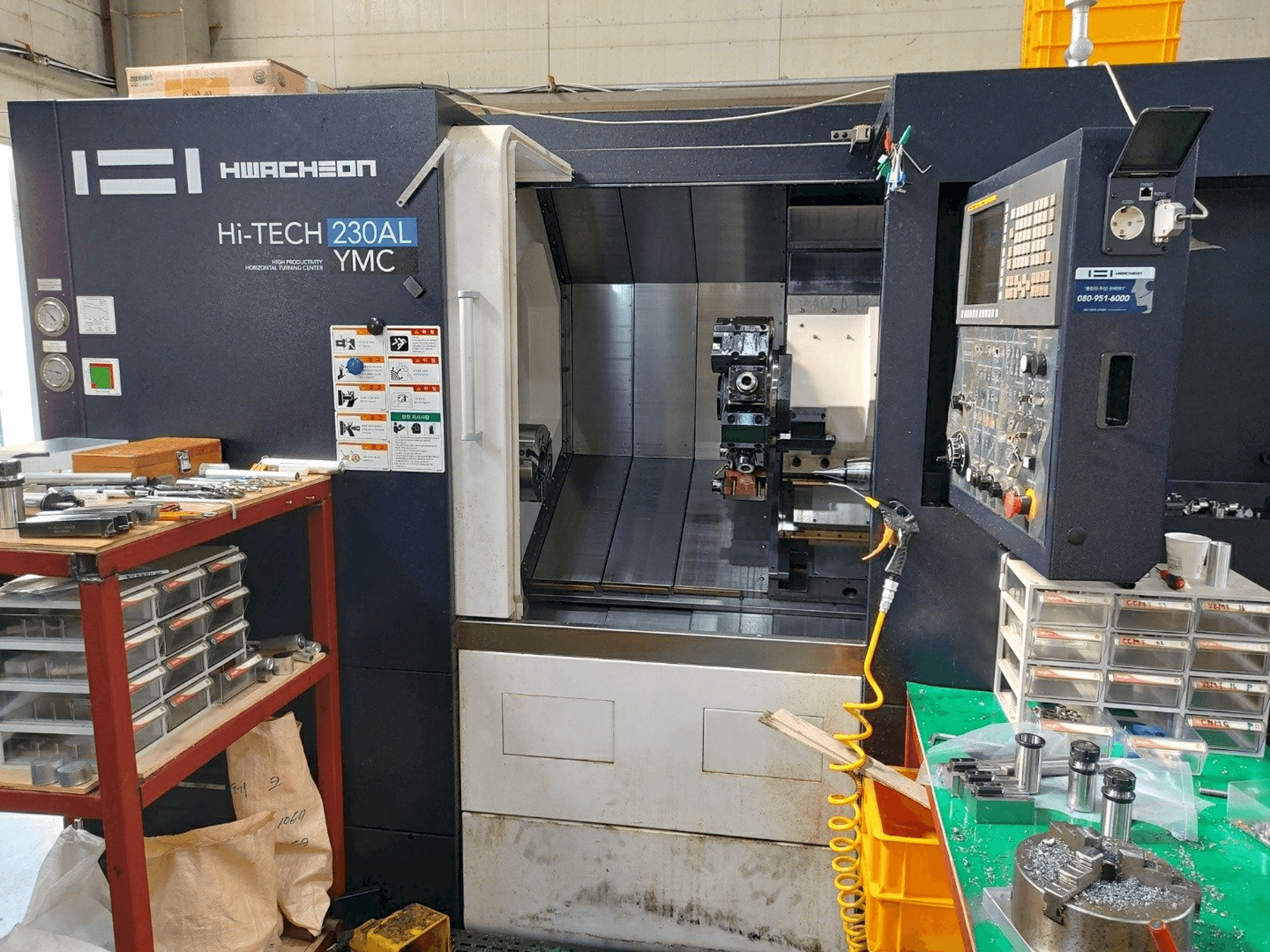 Čelní pohled na HWACHEON Hi-TECH 230AL YMC stroj
