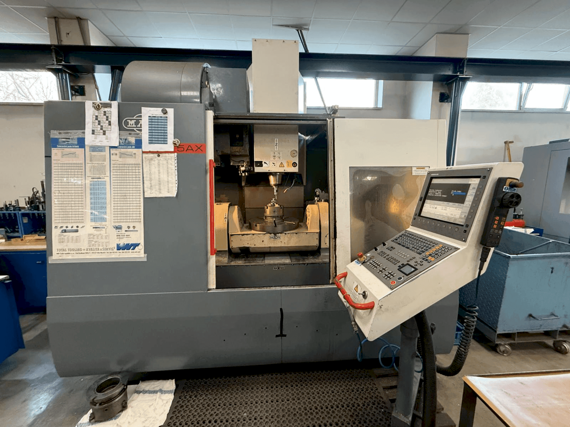 Čelní pohled na KOVOSVIT MAS MCV 1000 Speed 5AX stroj