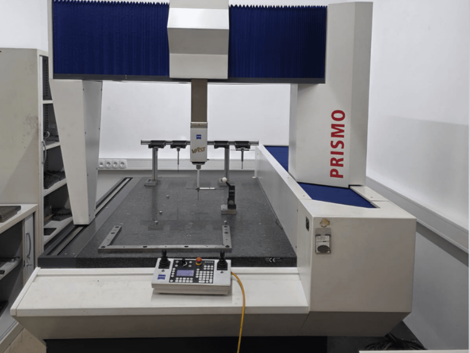 Souřadnicový měřicí stroj ZEISS PRISMO 700 v čelním pohledu, se sondou a ovládacím panelem na žulovém podstavci.