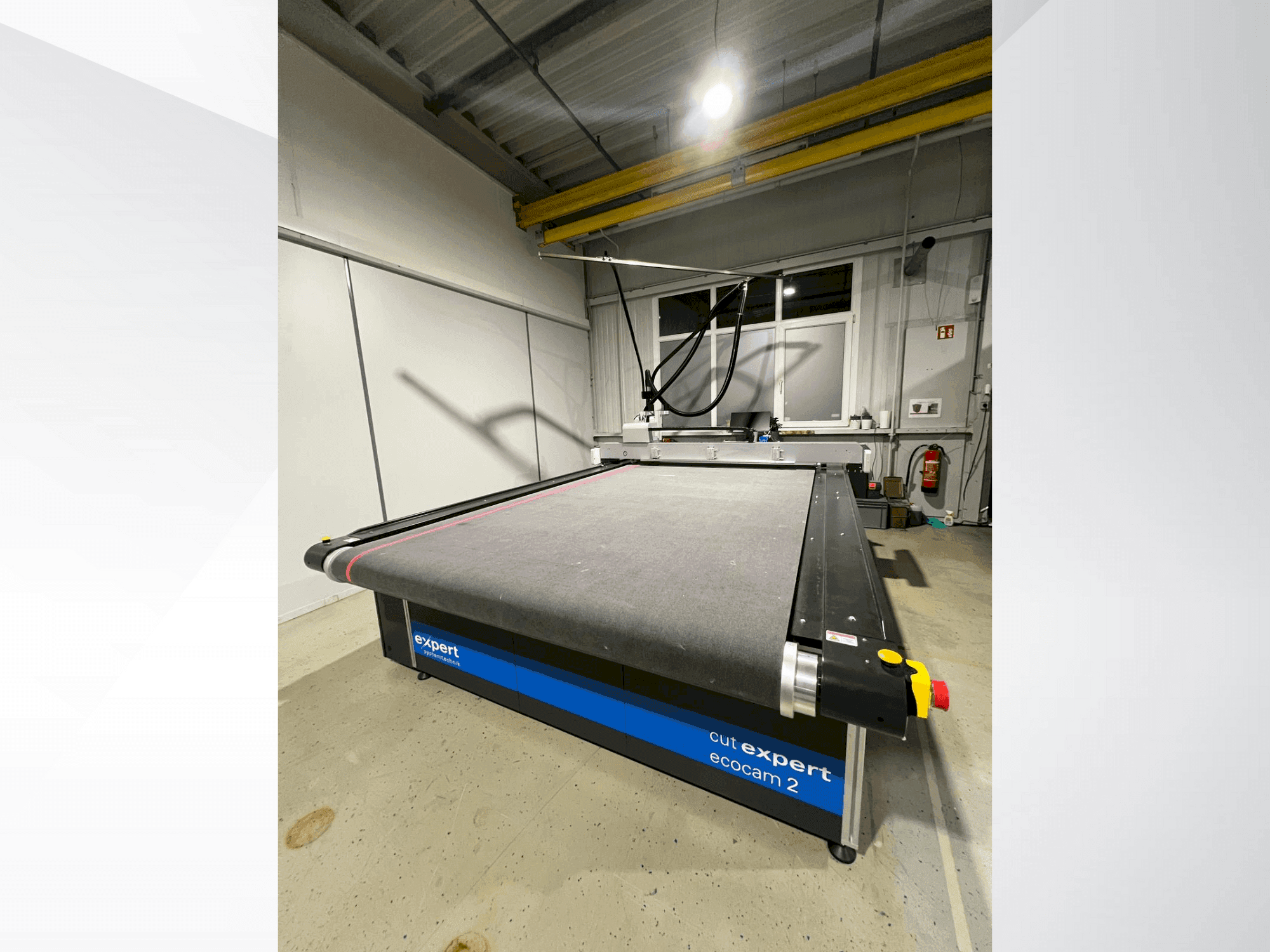 Čelní pohled na EXPERT cut Expert ecocam 2 stroj