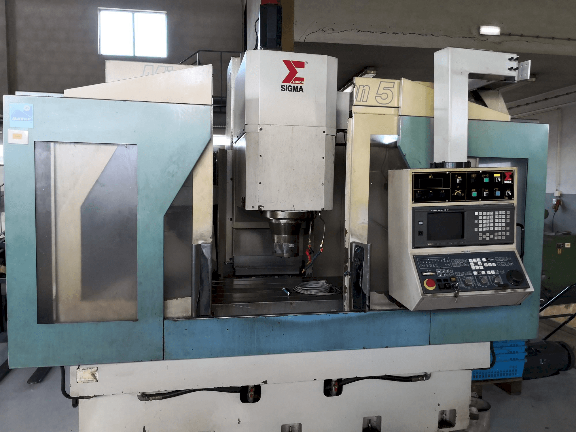 Čelní pohled na Sigma Mission 5 stroj