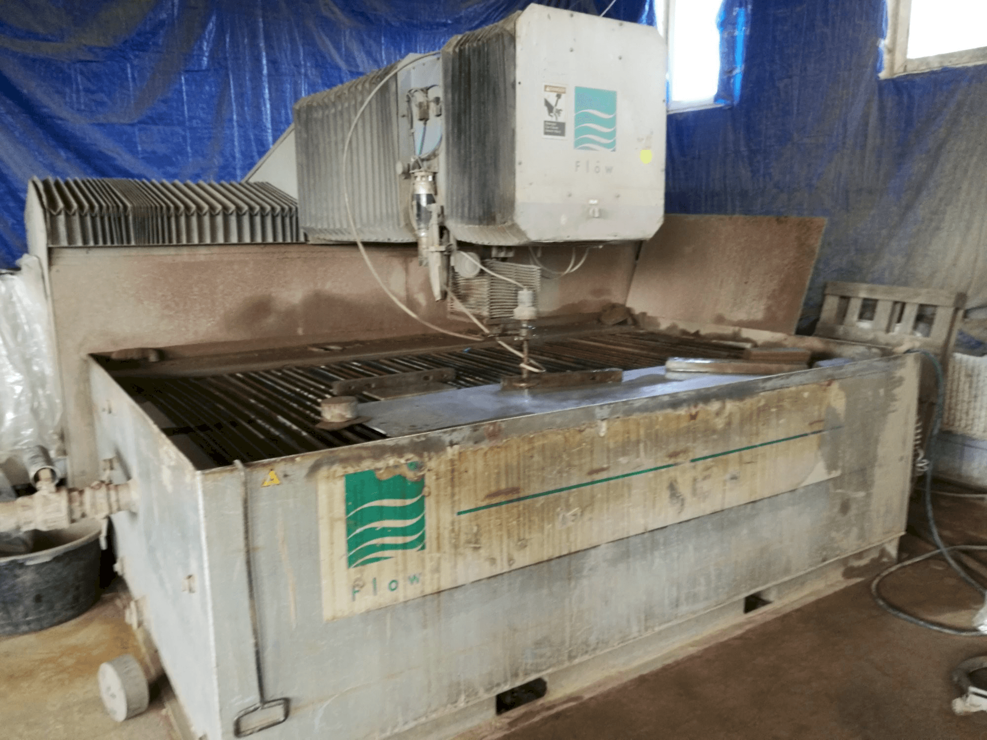 Čelní pohled na Flow IFB 2412 stroj