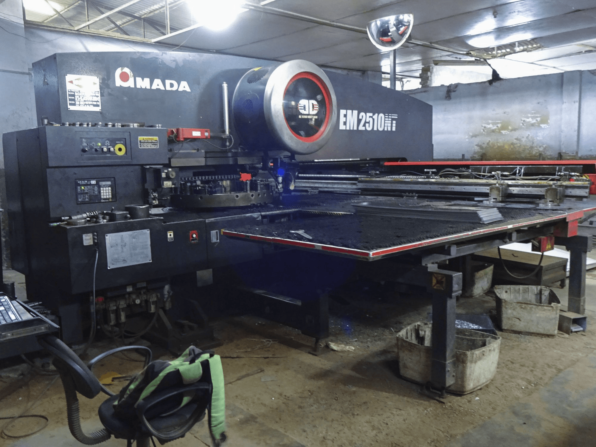 Čelní pohled 1 na AMADA EM2510NT stroj