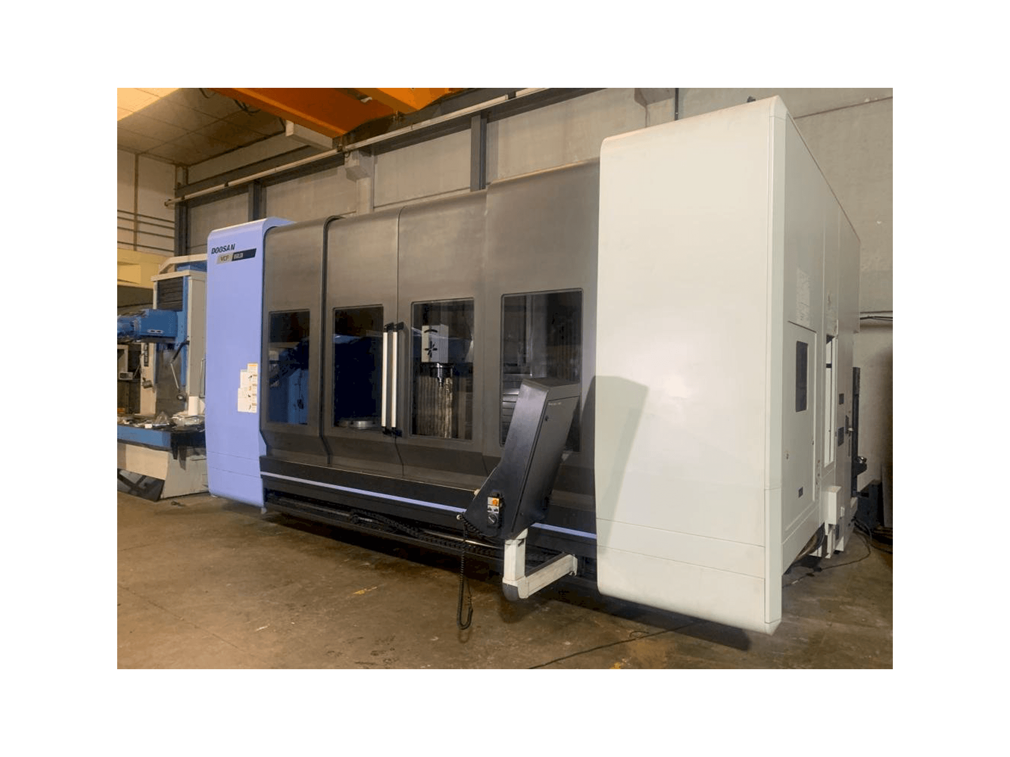 Čelní pohled na Doosan VCF 850 LSR stroj