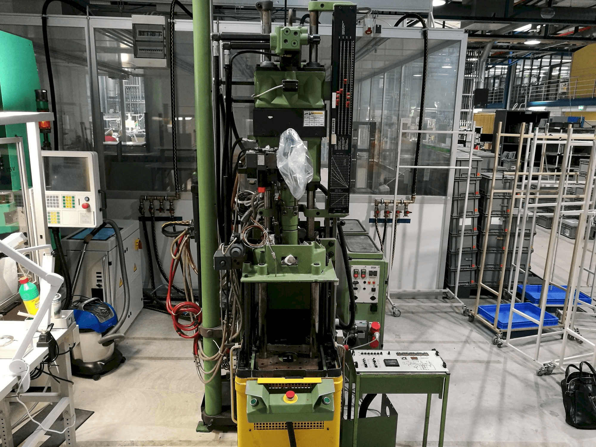 Čelní pohled na Arburg 221-75-350 stroj