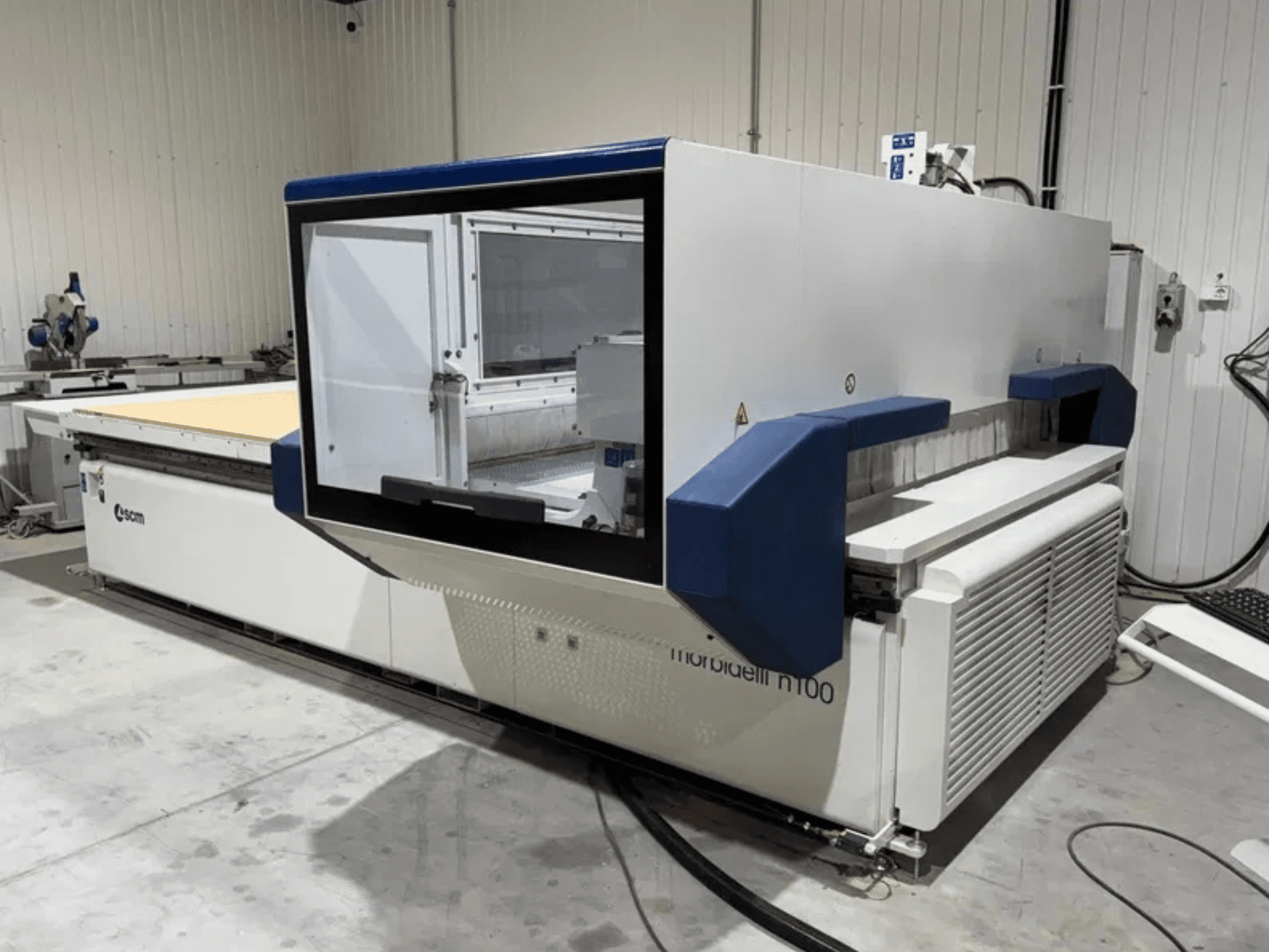CNC obráběcí centrum SCM Morbidelli N100, pohled zepředu, který ukazuje jeho velký pracovní prostor a ovládací panel.