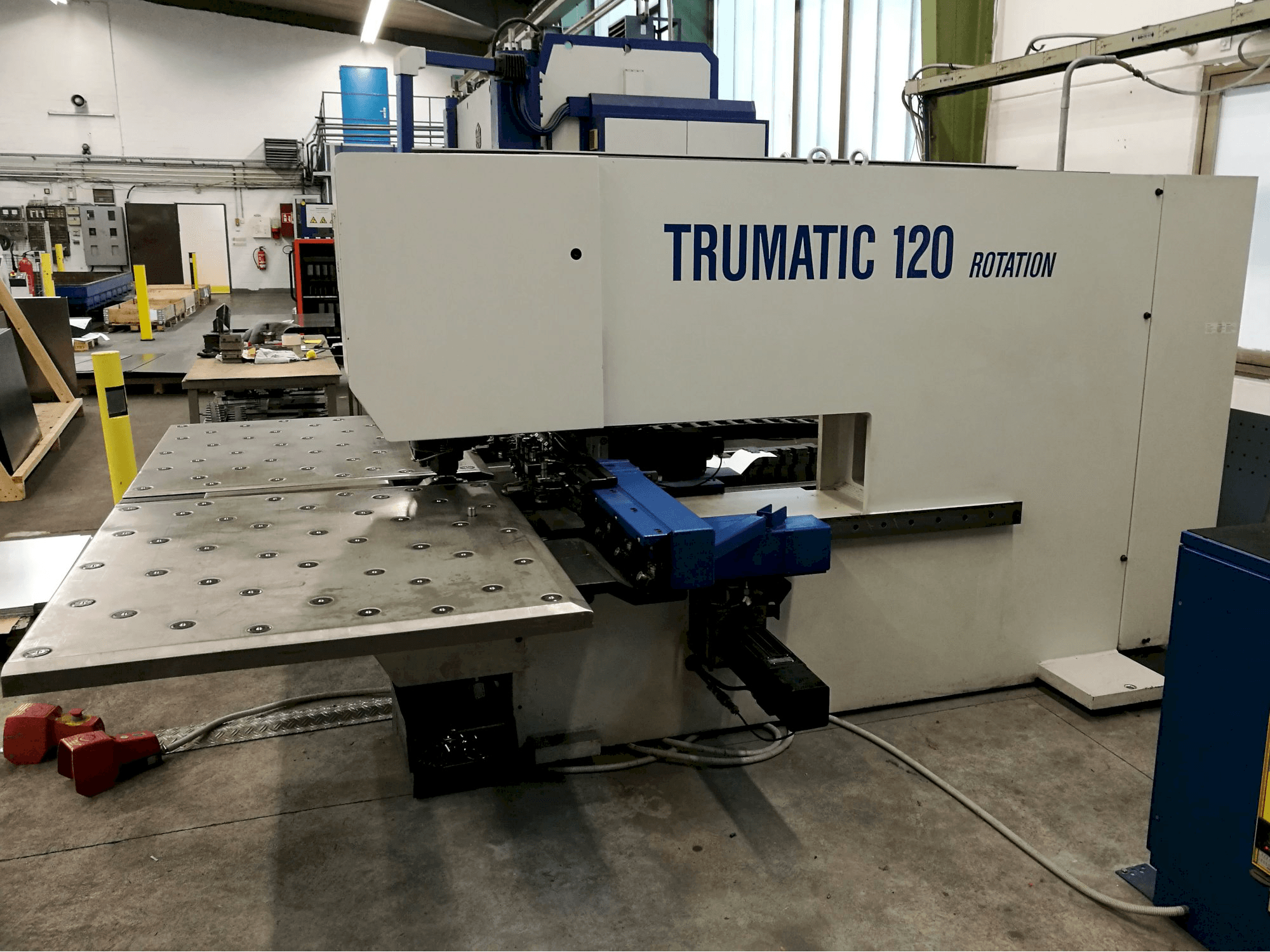 Pravý pohled na Trumpf Trumatic 120R stroj