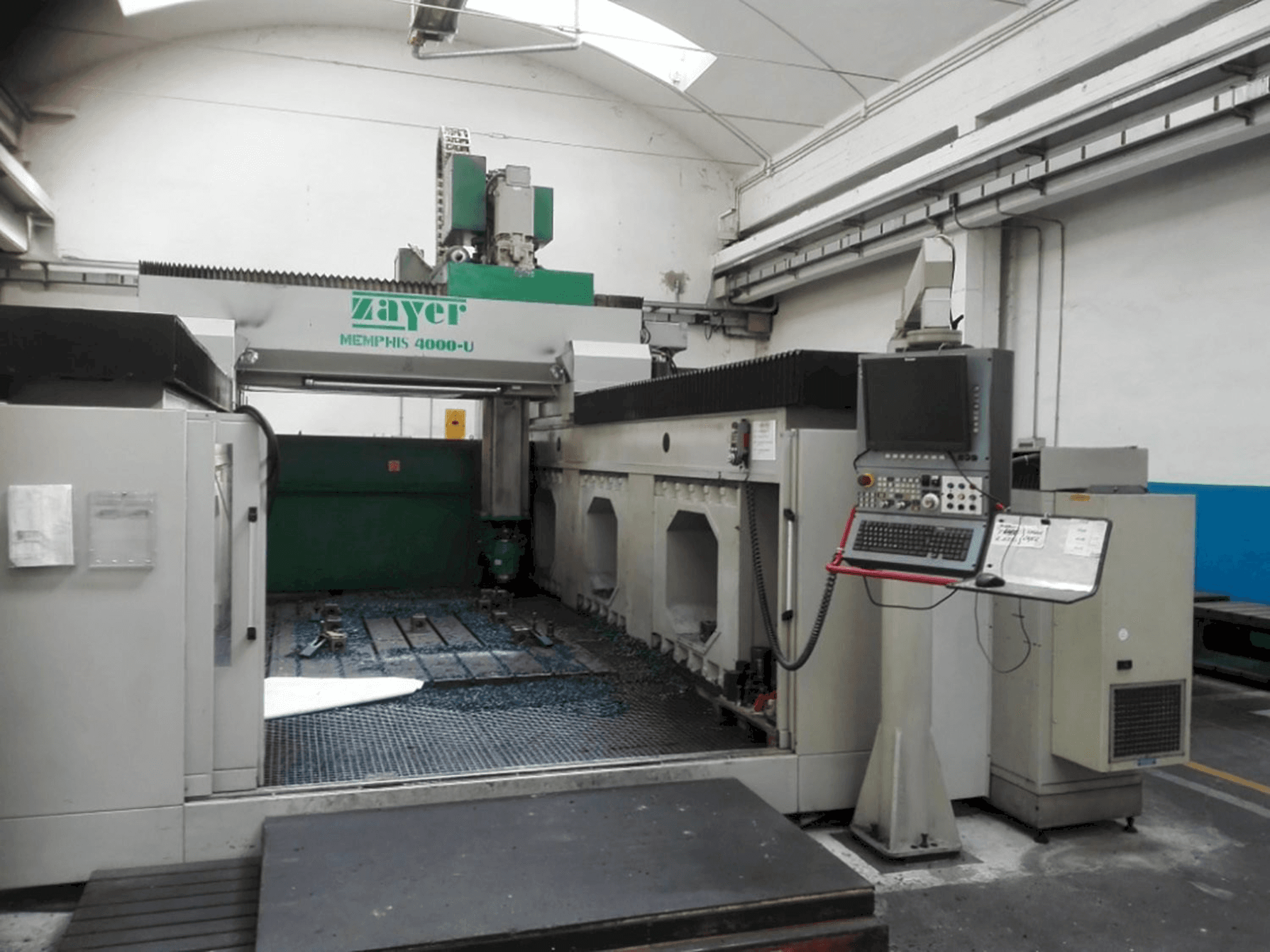 Čelní pohled na Zayer Memphis 4000 stroj