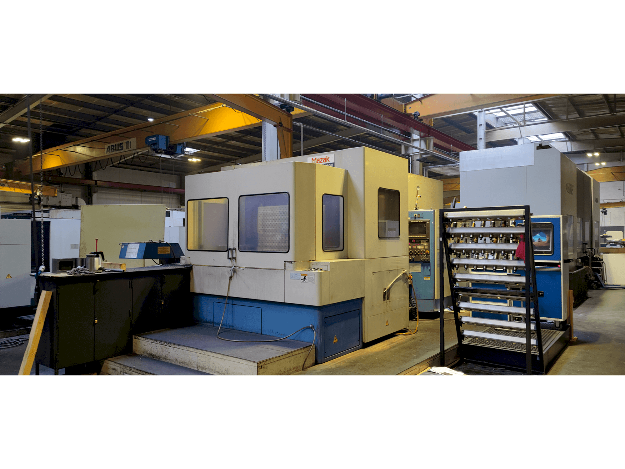 Čelní pohled na Mazak H-630 N stroj