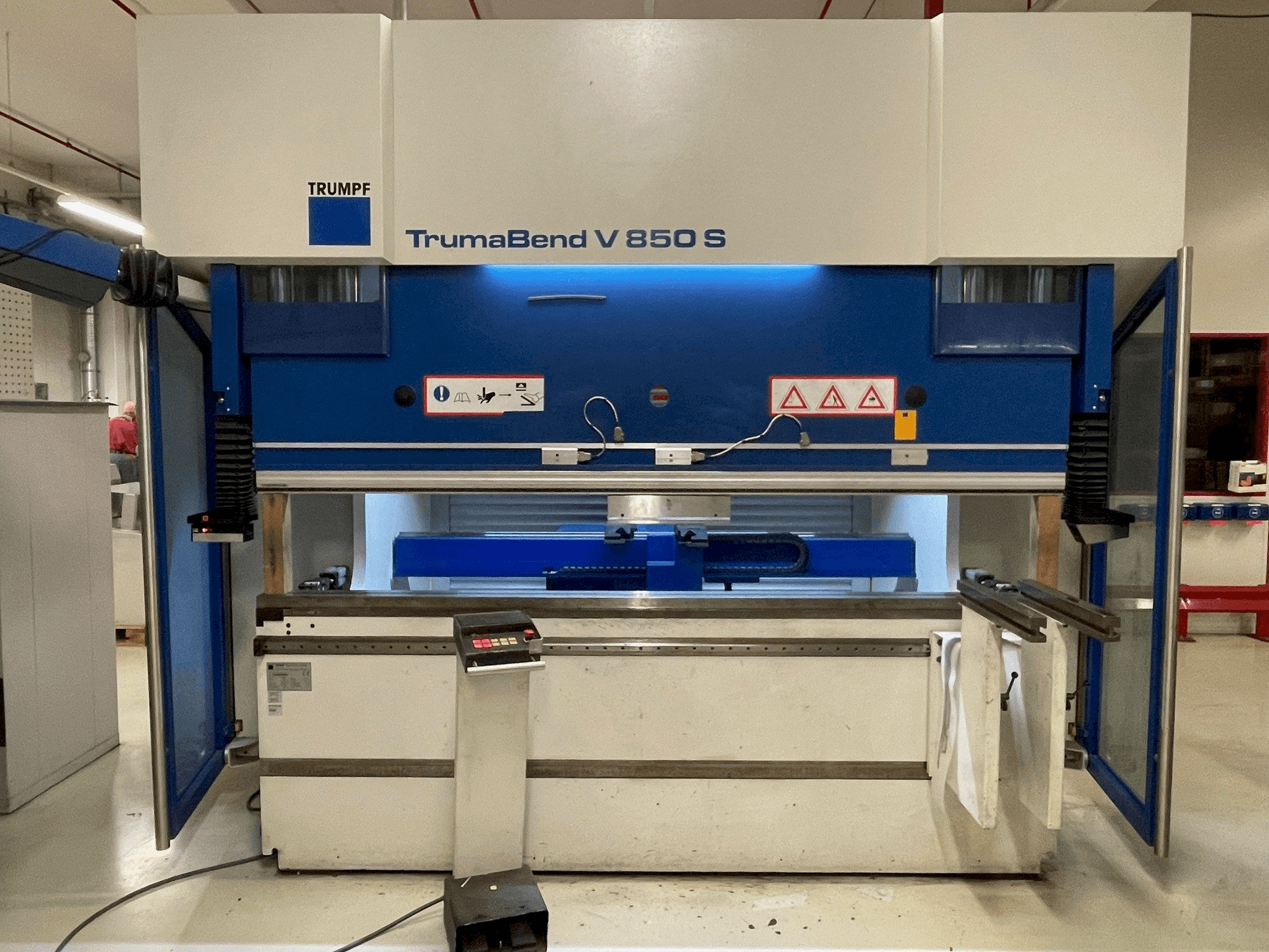 Čelní pohled na TRUMPF TrumaBend V 850SX stroj
