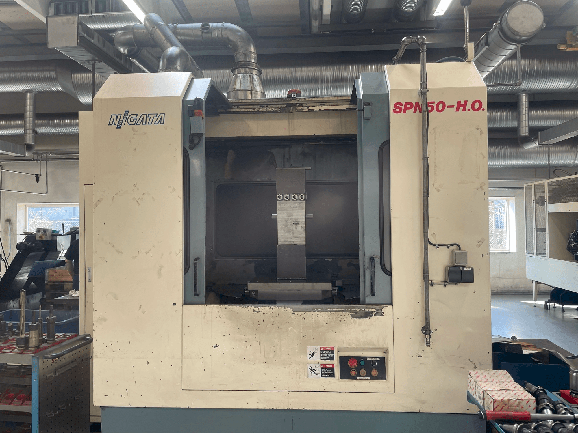 Čelní pohled na Niigata SPN 50-HO stroj