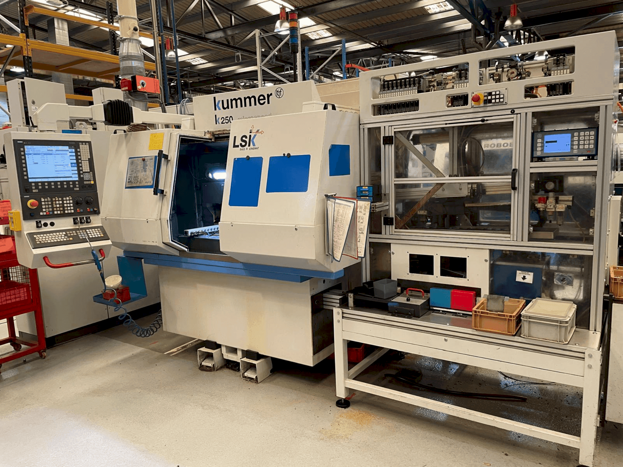 Čelní pohled na KUMMER K250 stroj