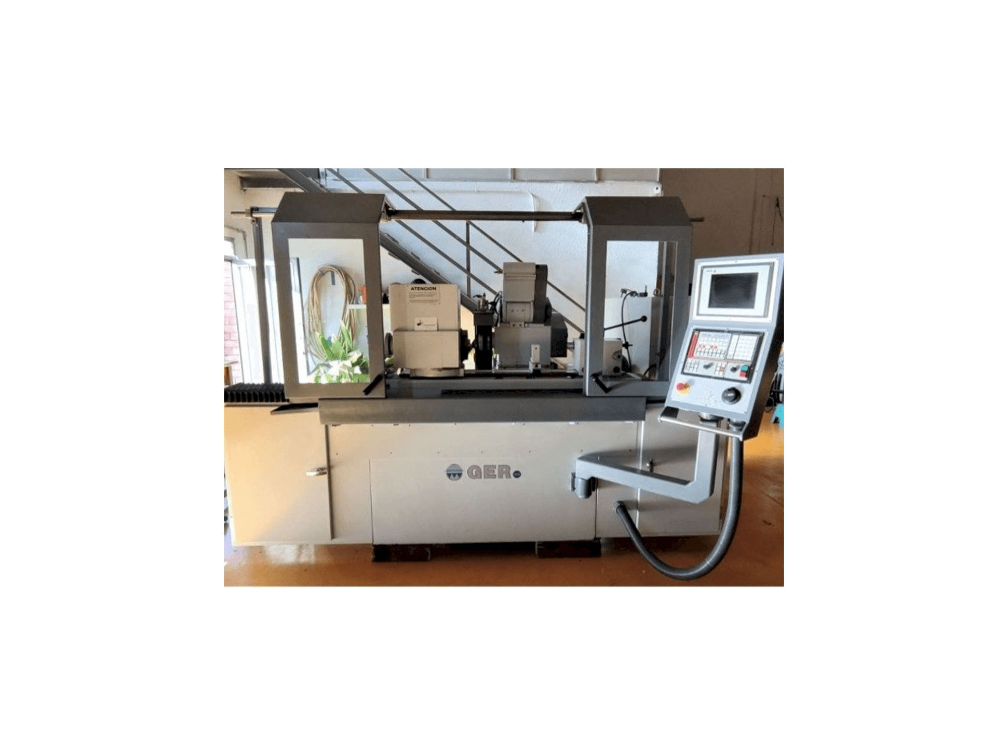 Čelní pohled na GER C-500 CNC stroj