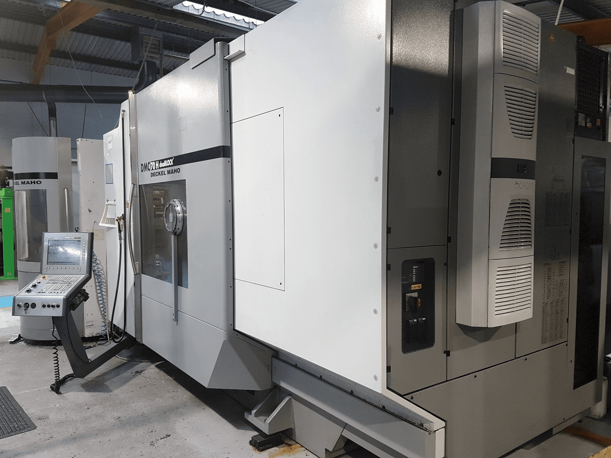 Čelní pohled na DECKEL MAHO DMC 70 H duoBlock stroj