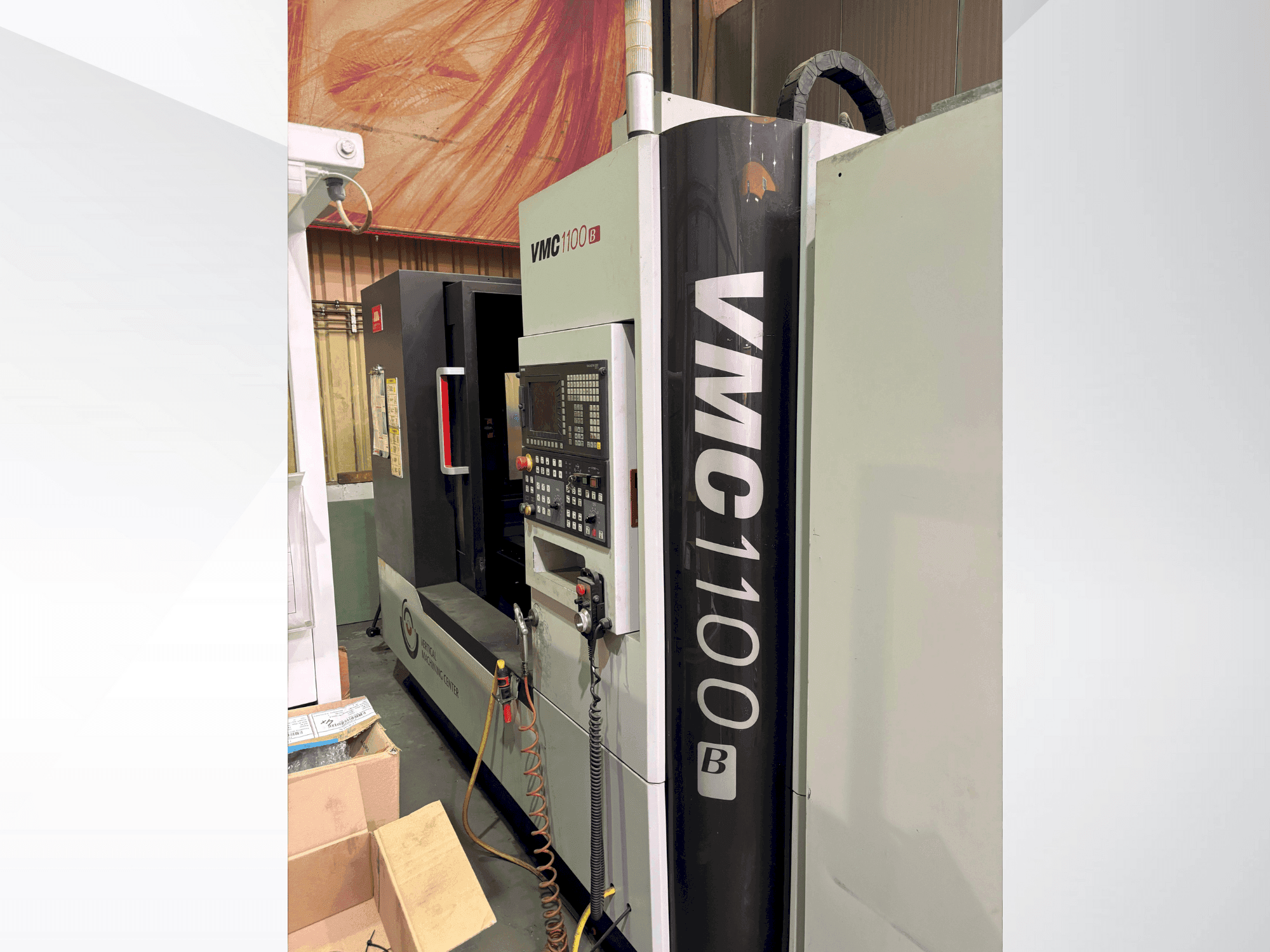 Čelní pohled na SMTCL vmc 1100B stroj