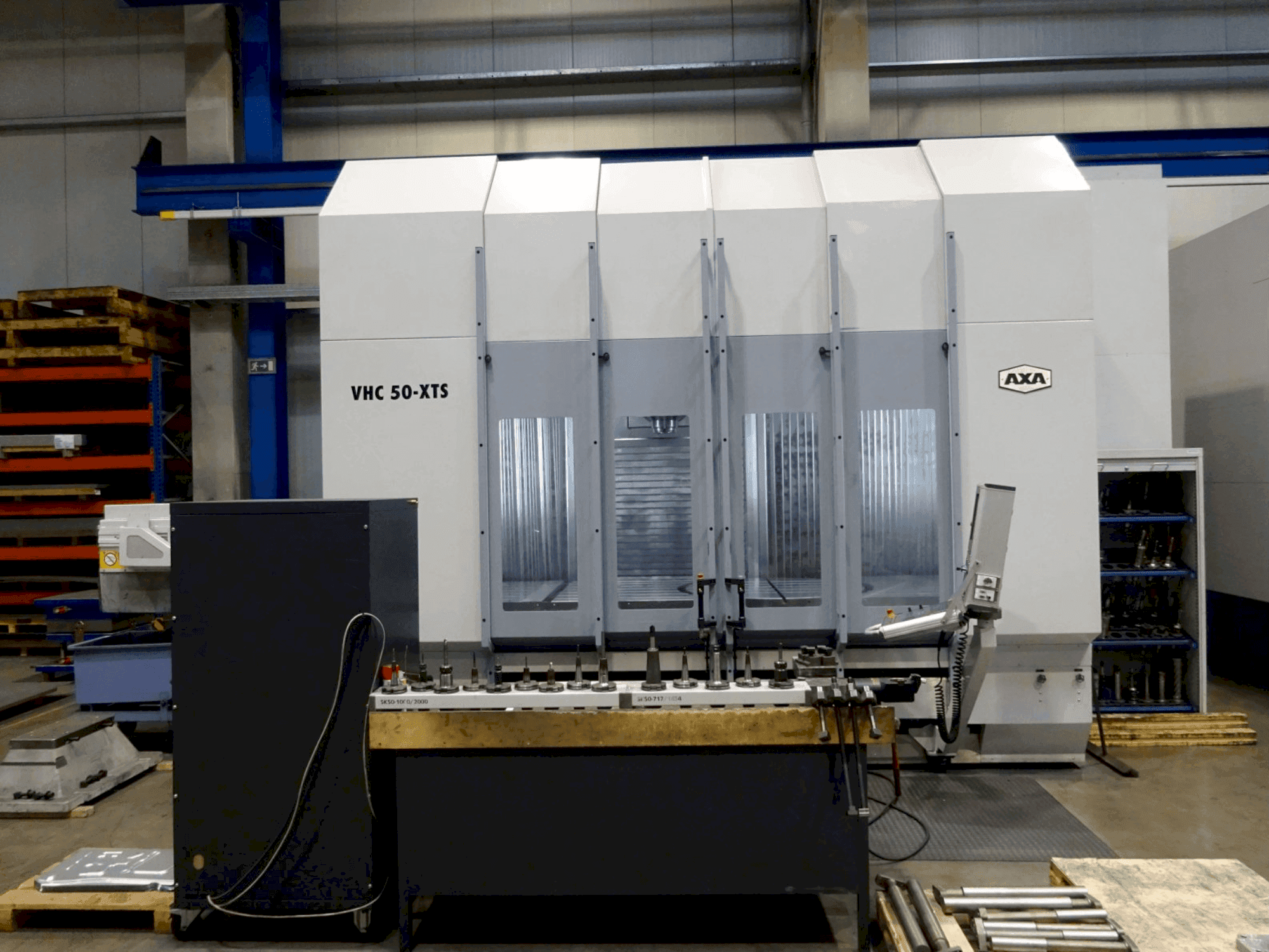 Čelní pohled na AXA VHC 50-XTS stroj