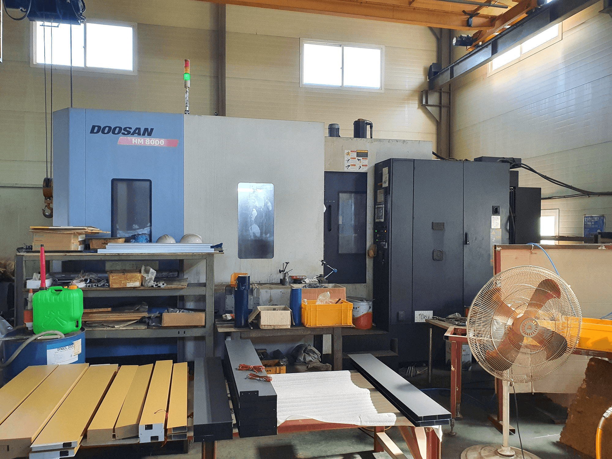 Čelní pohled na Doosan HM8000 stroj