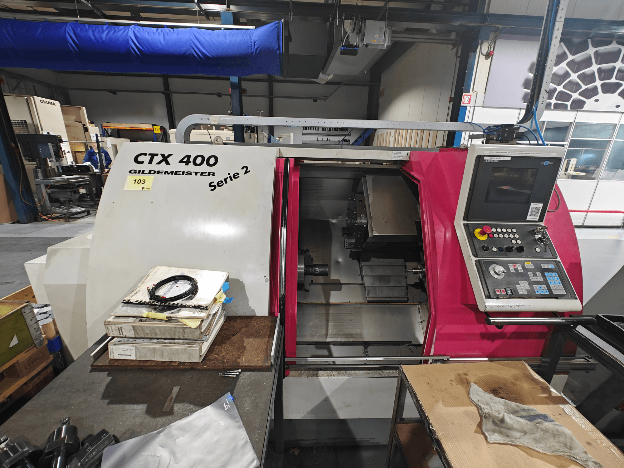 Soustruh CTX 400 Gildemeister zobrazený zepředu, s ovládacím panelem s tlačítky, displejem a pracovní plochou.