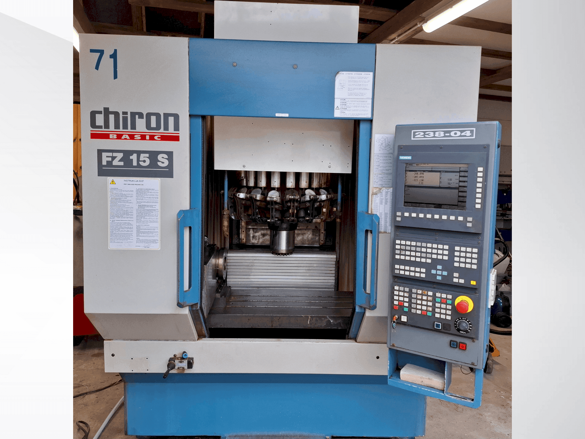 Čelní pohled na CHIRON FZ 15 S stroj