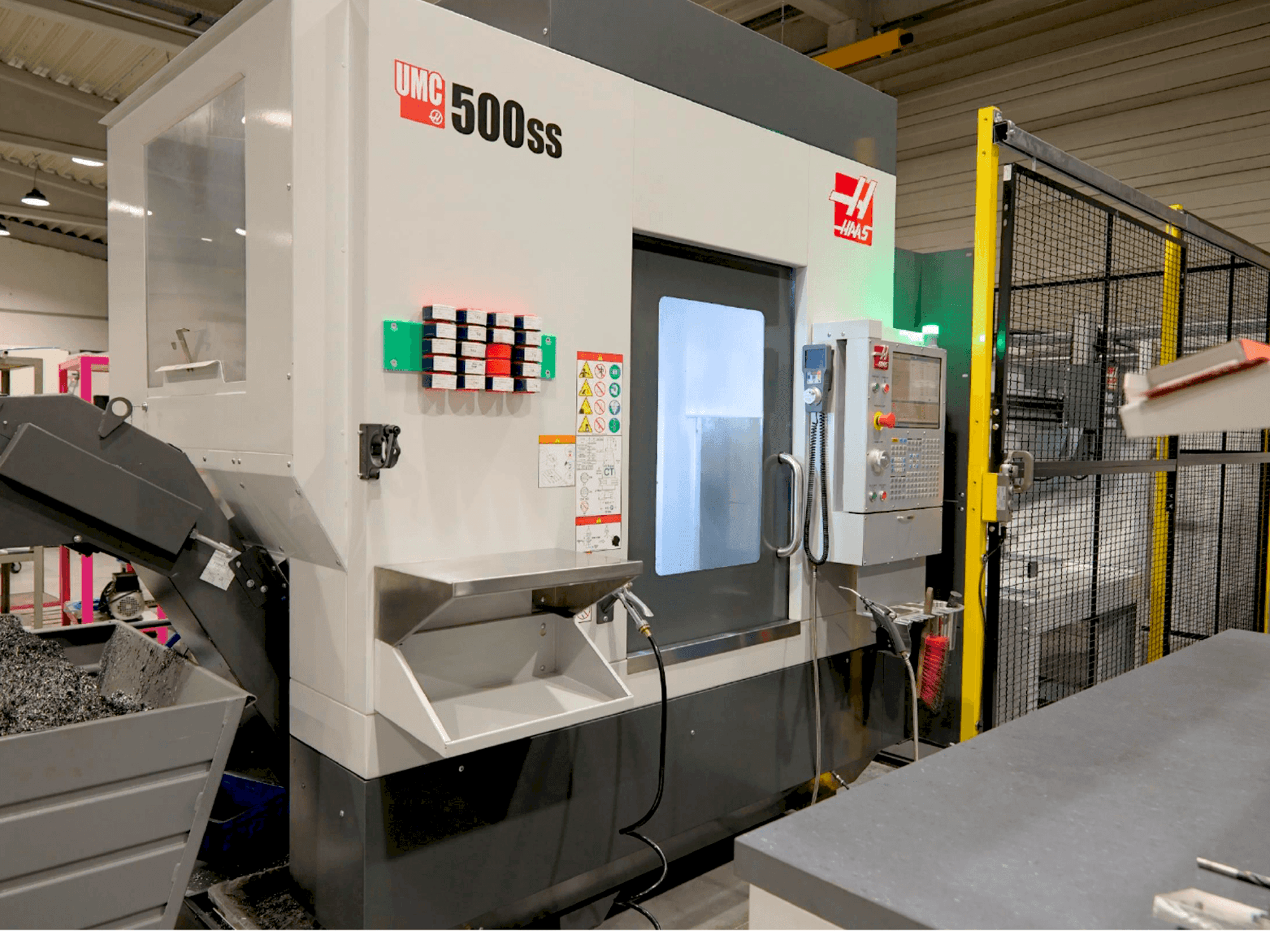 Čelní pohled na HAAS UMC 500-SS MIT APL stroj